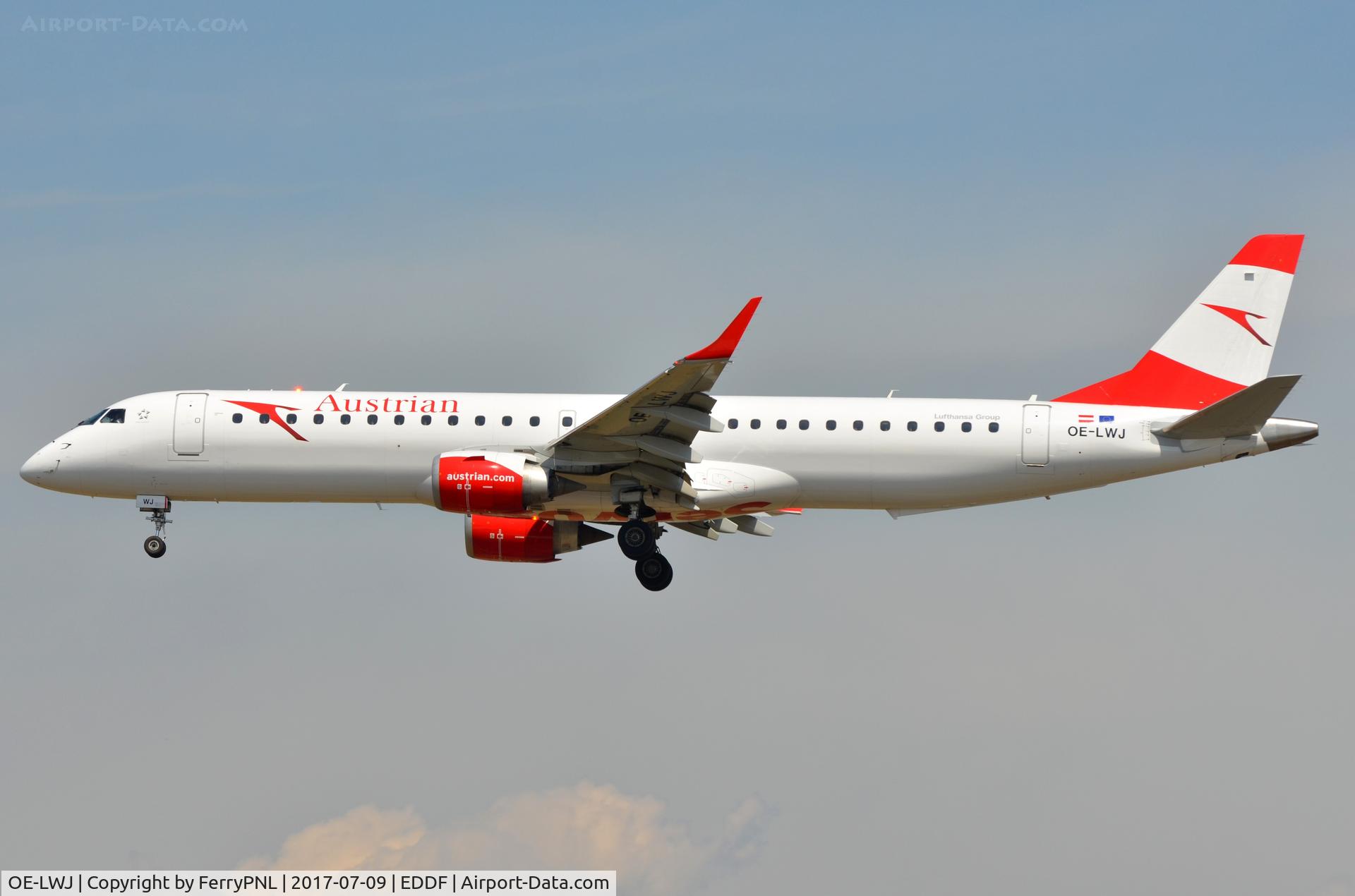OE-LWJ, 2012 Embraer 195LR (ERJ-190-200LR) C/N 19000507, Austian ERJ195 landing