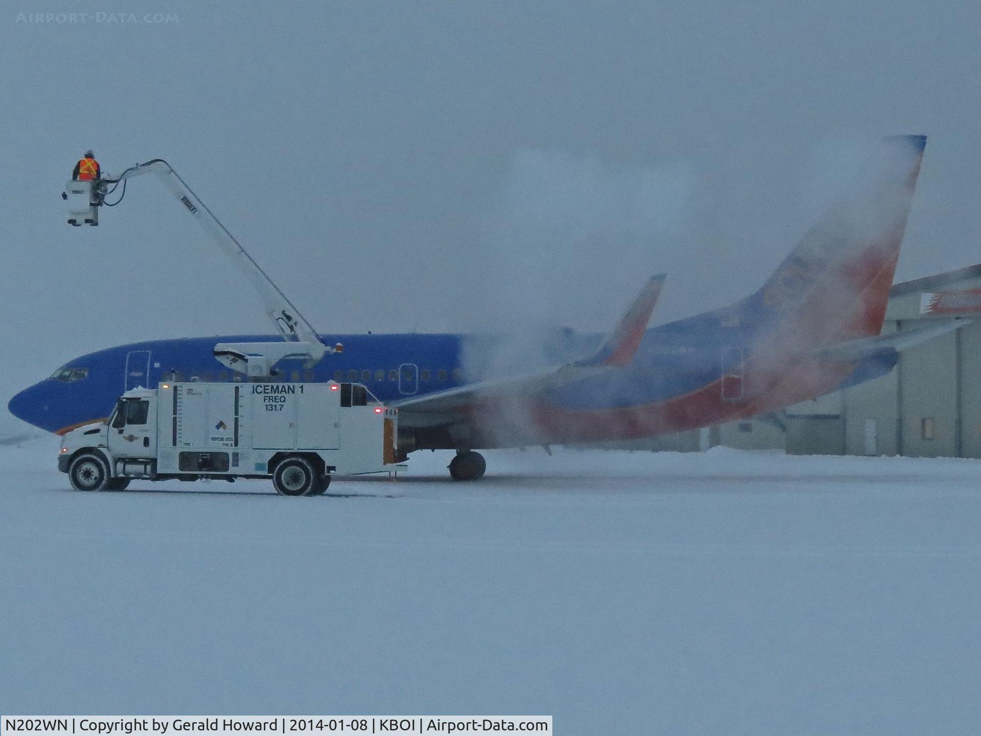 N202WN, 2005 Boeing 737-7H4 C/N 33999, Being de iced on the west de ice pad.