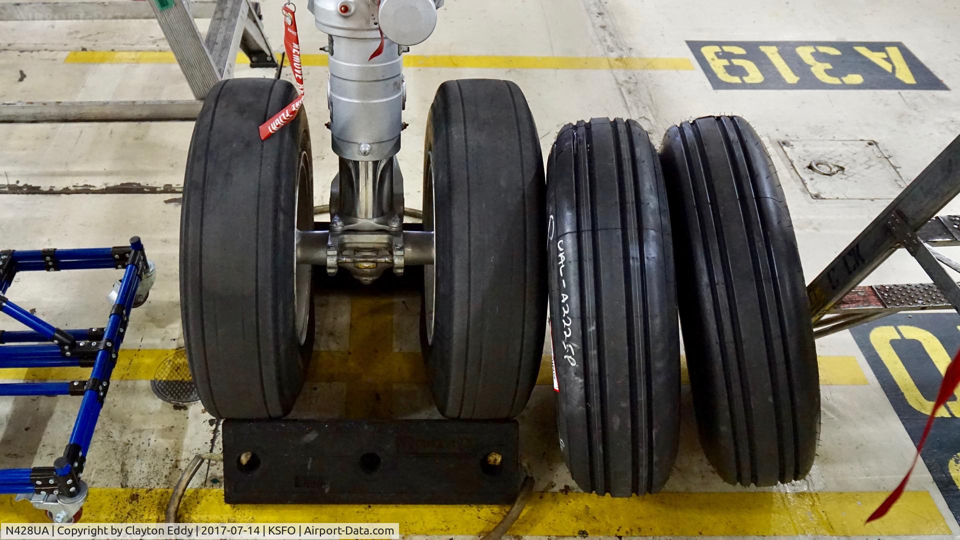 N428UA, 1995 Airbus A320-232 C/N 523, New nose gear tires. SFO. 2017.