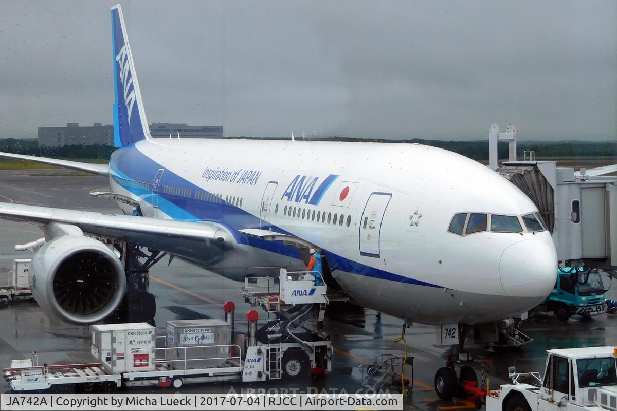 JA742A, 2012 Boeing 777-200 C/N 40901, At New Chitose