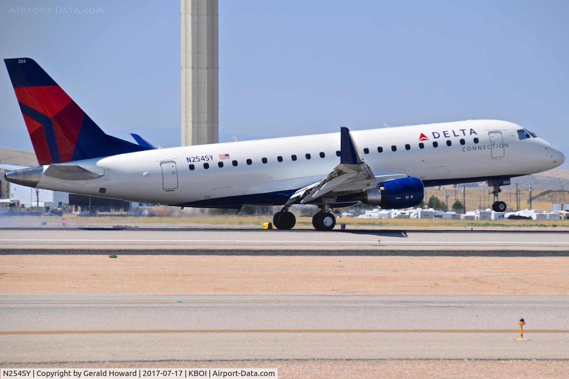 N254SY, 2016 Embraer 175LR (ERJ-170-200LR) C/N 17000621, Landing RWY 28R.