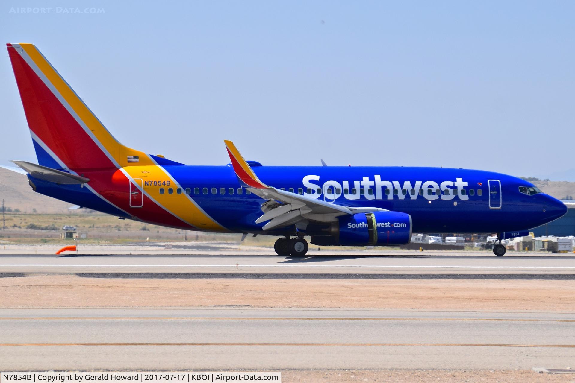 N7854B, 2006 Boeing 737-71B C/N 29372, Landing RWY 28R.