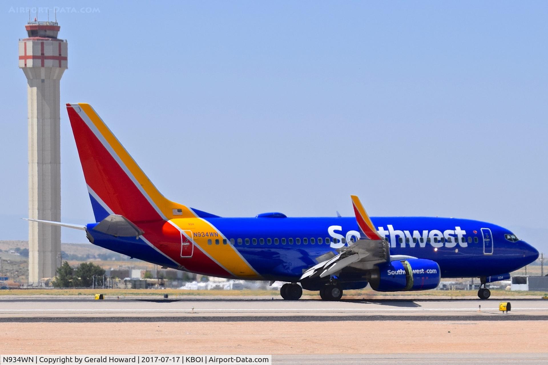 N934WN, 2009 Boeing 737-7H4 C/N 36642, Landing roll out on RWY 28R.