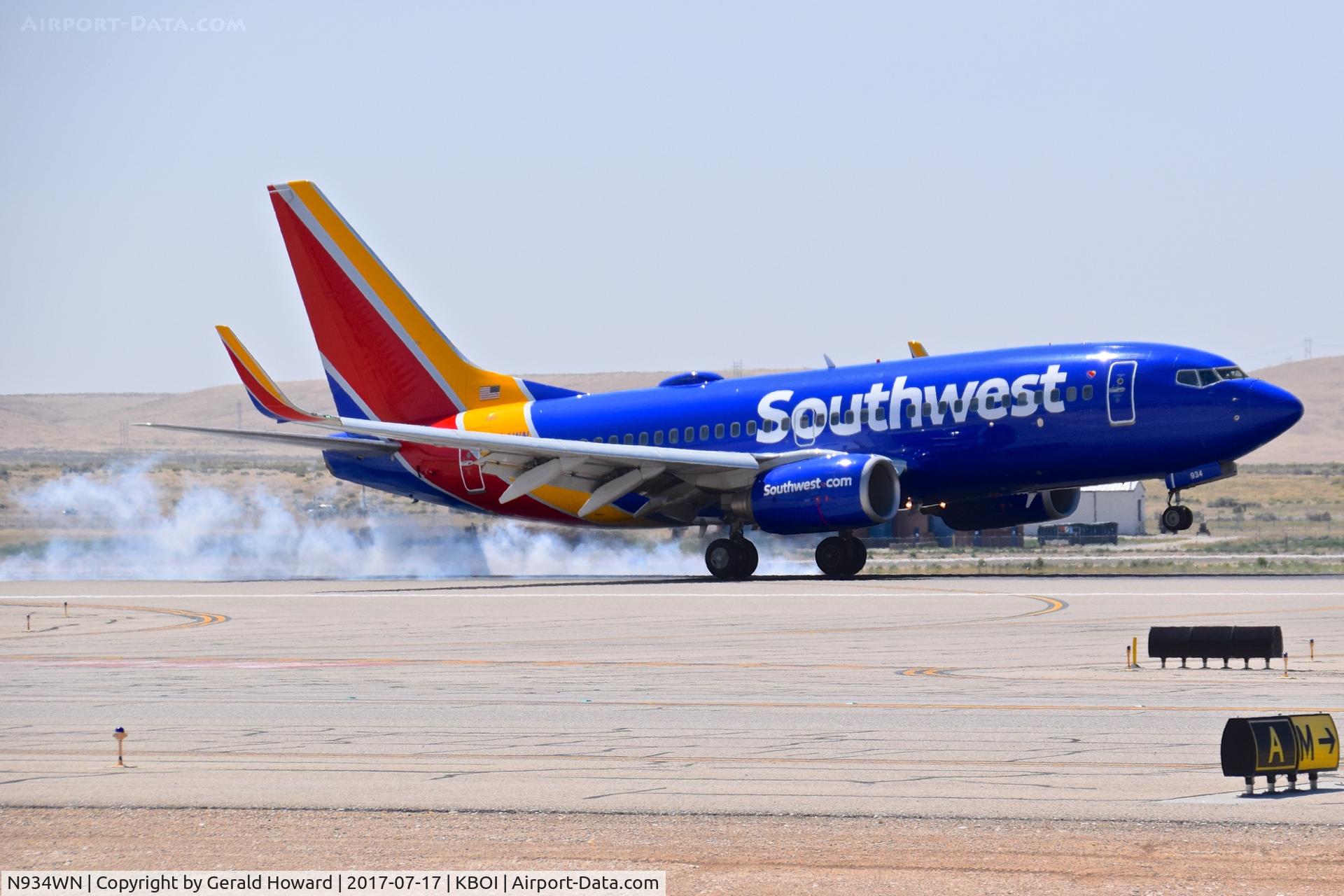 N934WN, 2009 Boeing 737-7H4 C/N 36642, Touching down on RWY 28R.