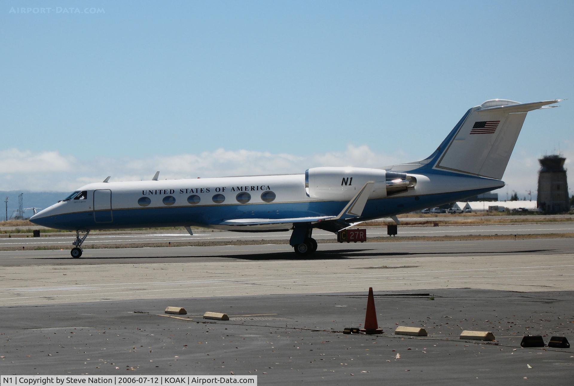 N1, 1988 Gulfstream Aerospace G-IV C/N 1071, FAA 1988 Gulfstream Aerospace G-IV in United States of America color scheme taxiing on North Ramp @ Oakland international Airport, CA 12.07.06
