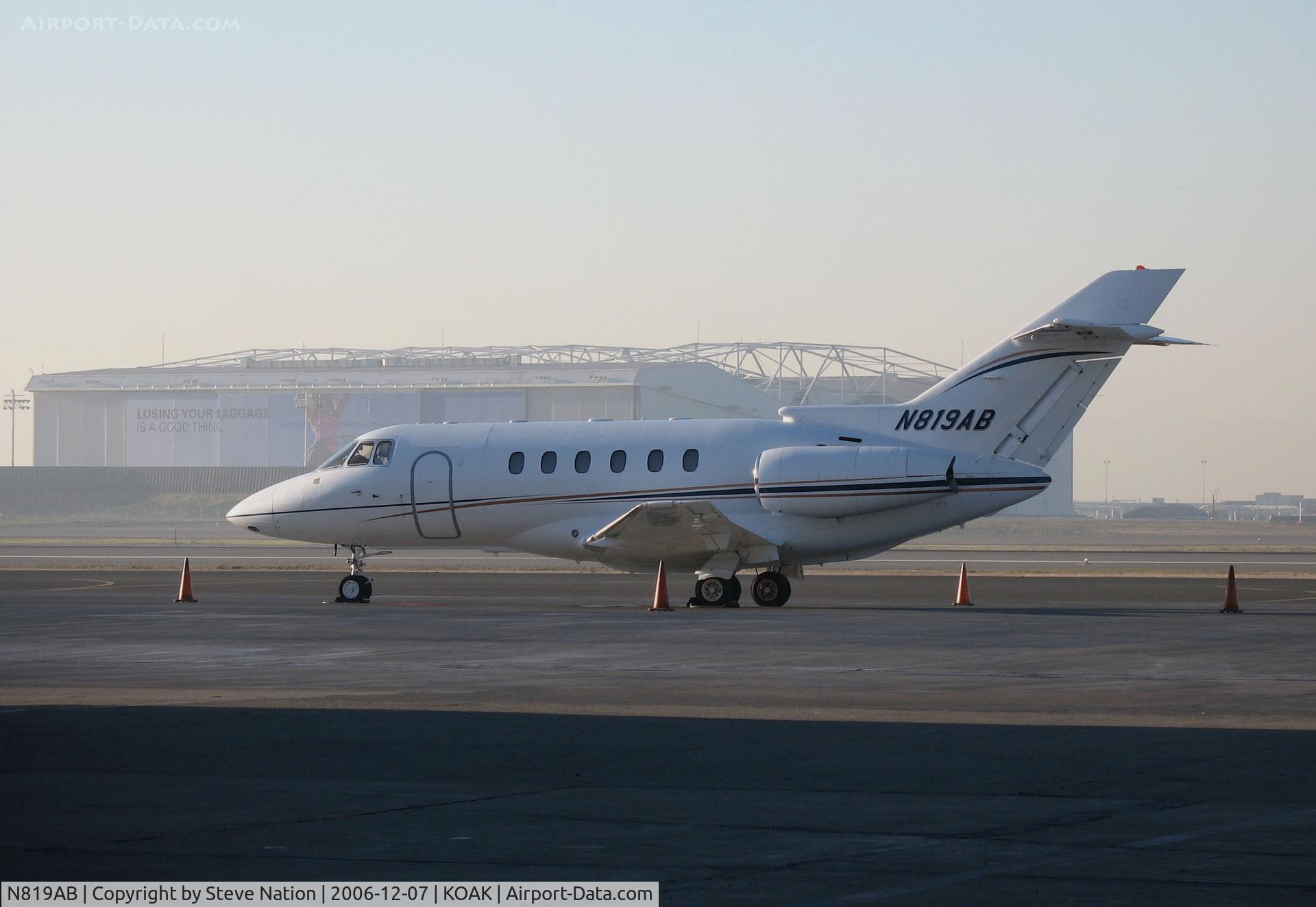 N819AB, 2001 Raytheon Hawker 800XP C/N 258559, 2001 Raytheon HAWKER 800XP visiting @ Oakland International Airport North ramp (reregistered N223FA in 2008)