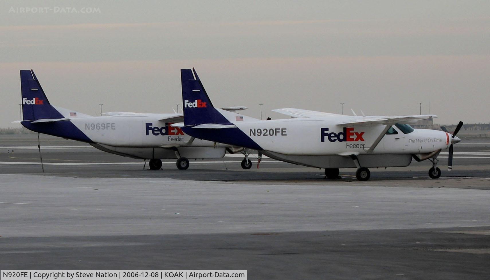 N920FE, Cessna 208B C/N 208B0020, FEDEX EXPRESS Cessna 208B with N969FE on Oakland International Airport North ramp