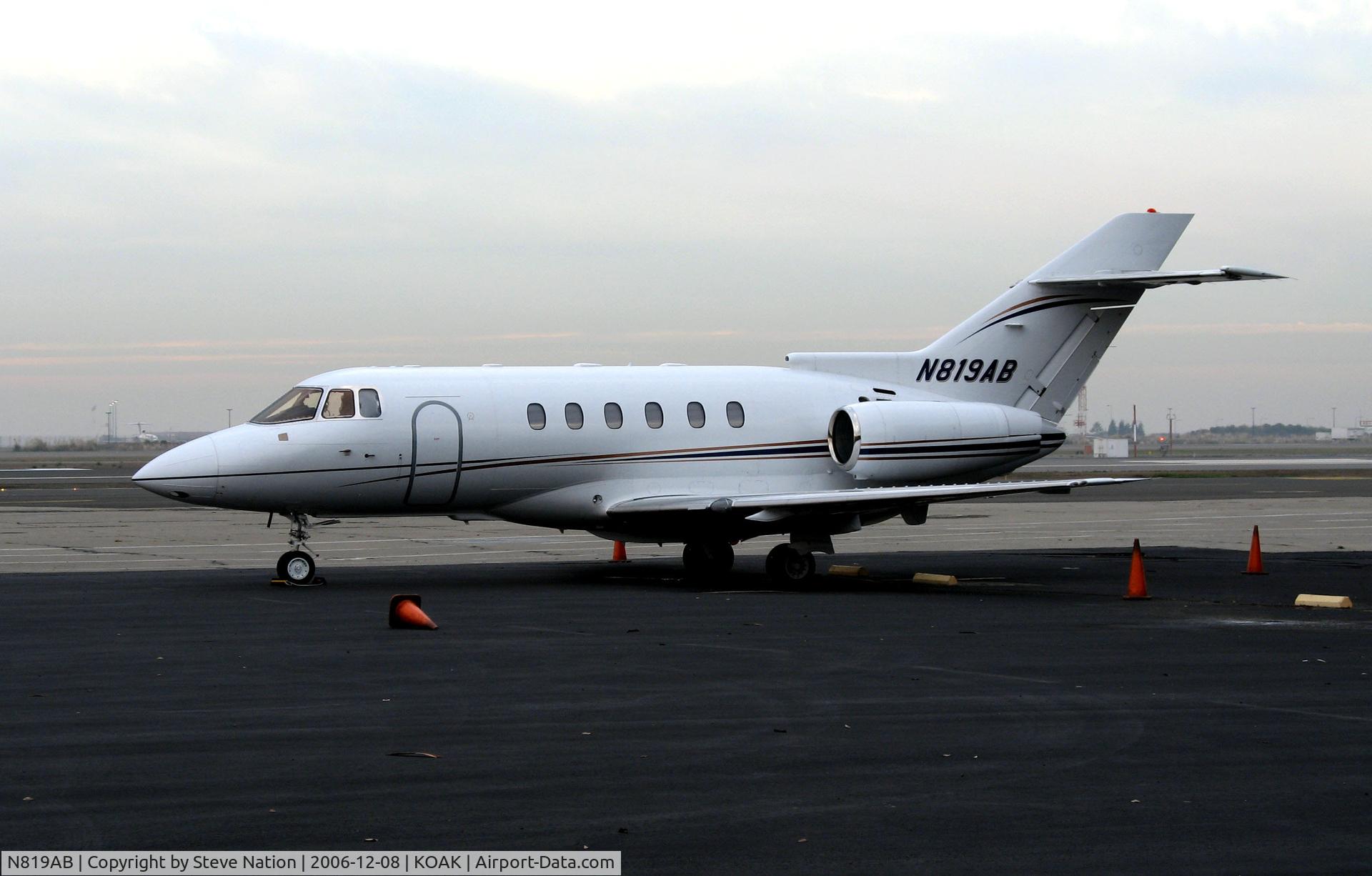 N819AB, 2001 Raytheon Hawker 800XP C/N 258559, 2001 Raytheon HAWKER 800XP visiting @ Oakland International Airport North ramp (reregistered N223FA in 2008)