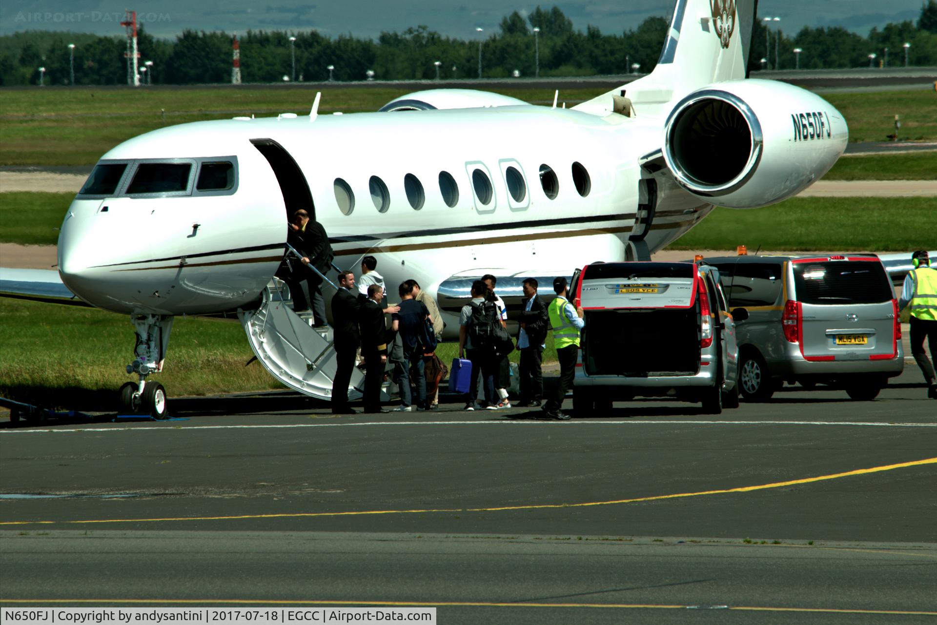 N650FJ, 2015 Gulfstream Aerospace G650 (G-VI) C/N 6175, loading pax