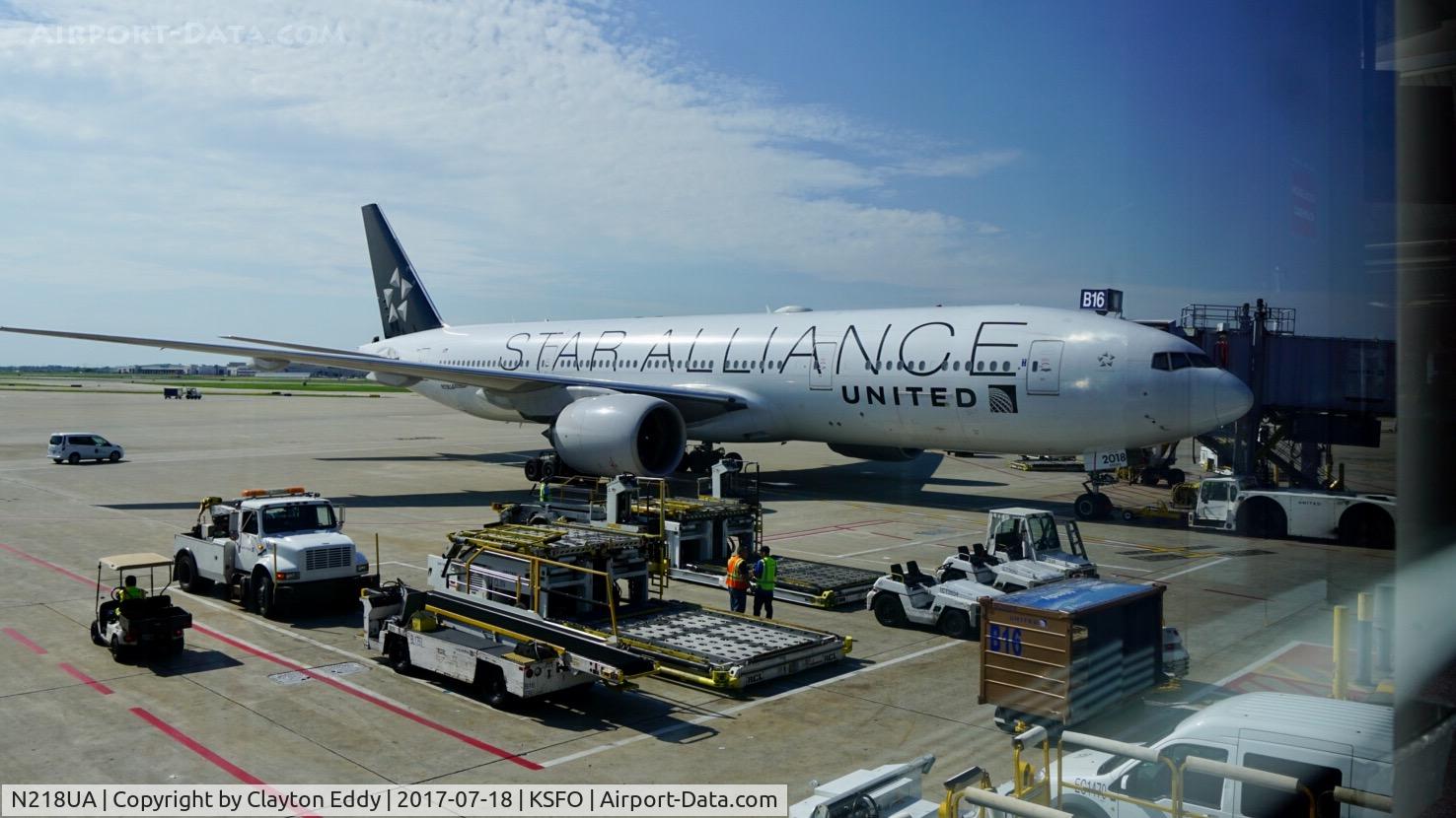 N218UA, 2001 Boeing 777-222 C/N 30222, ORD 2017.