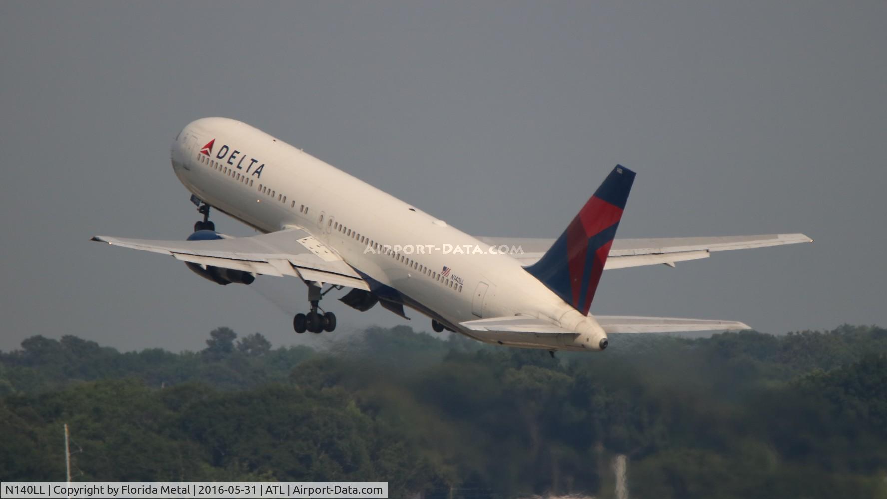 N140LL, 1993 Boeing 767-332 C/N 25988, Delta