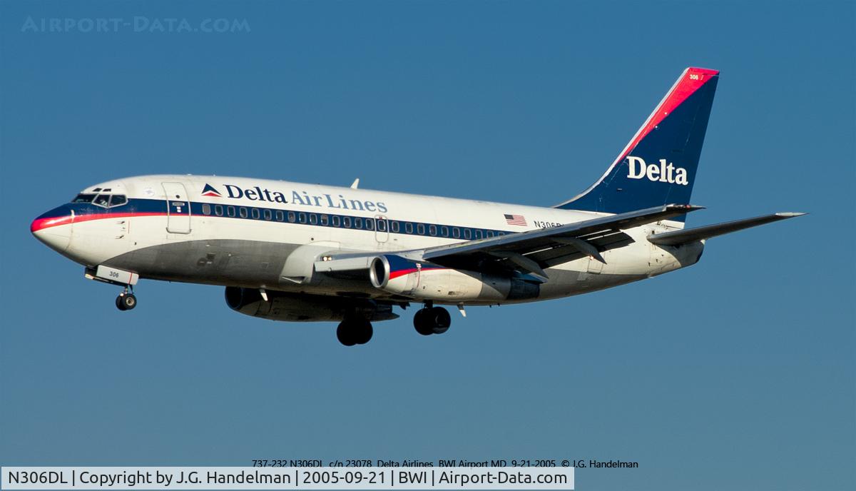 N306DL, 1983 Boeing 737-232 C/N 23078, Approaching 33L.