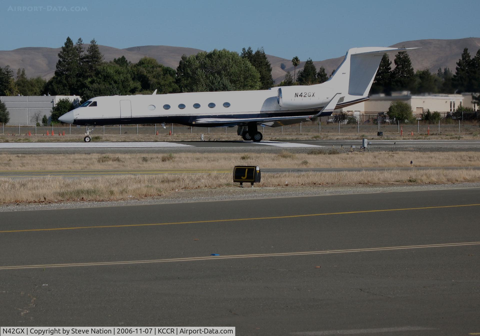 N42GX, 2001 Gulfstream Aerospace G-V C/N 628, BGHN Holdings, Palo Alto, CA 2001 Gulfstream Aerospace G-V rolling for takeoff @ Concord, CA (now N628BD with Hewlett Packard Corp, San Jose, CA)