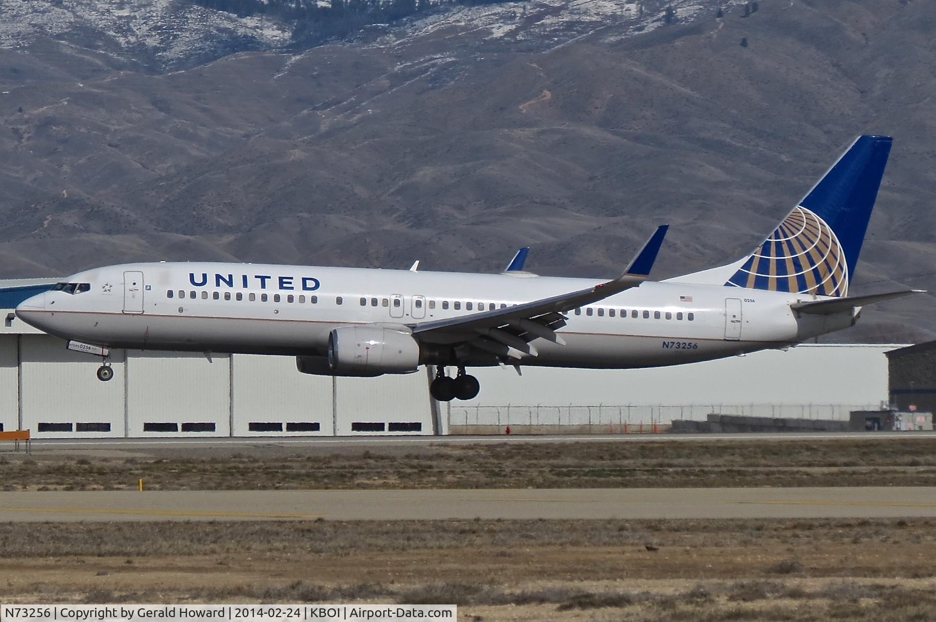 N73256, 2000 Boeing 737-824 C/N 30611, Landing RWY 28R.