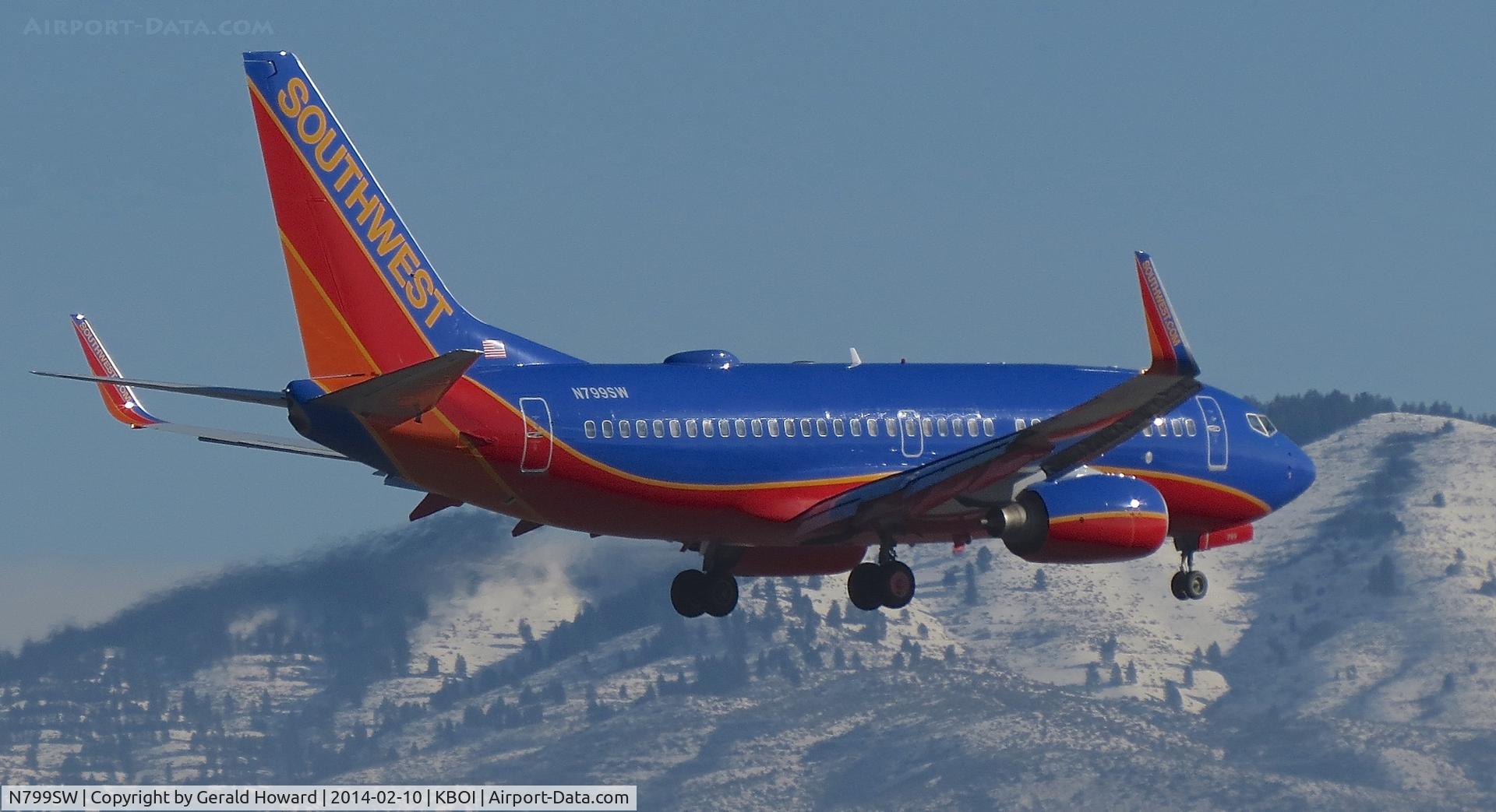 N799SW, 1998 Boeing 737-7Q8 C/N 28209, Landing RWY 10L.