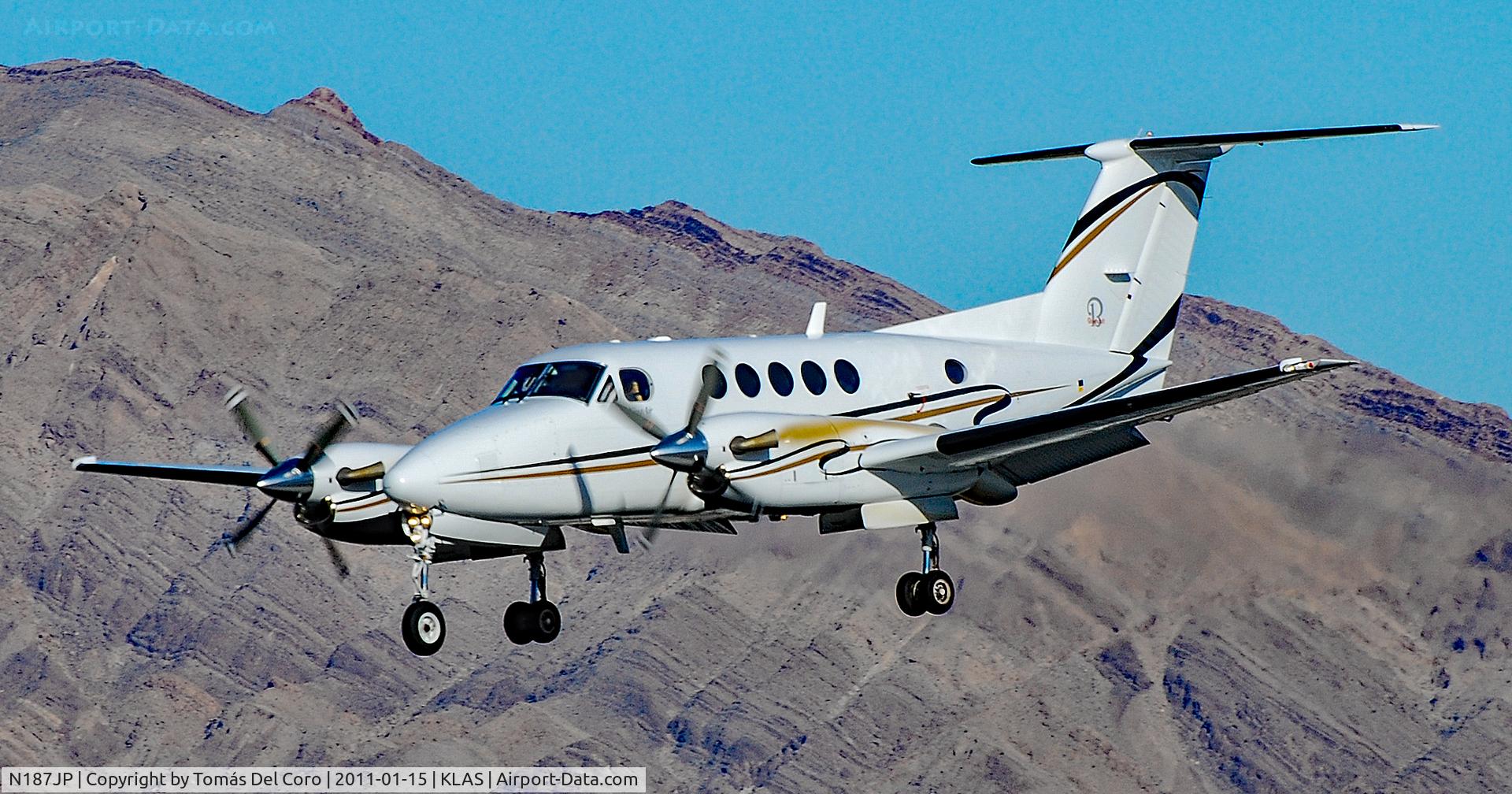 N187JP, Raytheon Aircraft Company B200 C/N BB-1888, N187JP Raytheon  B200 C/N BB-1888 Beech King Air 200 -Las Vegas - McCarran International Airport (LAS / KLAS)
USA - Nevada, January 15, 2011
Photo: Tomás Del Coro