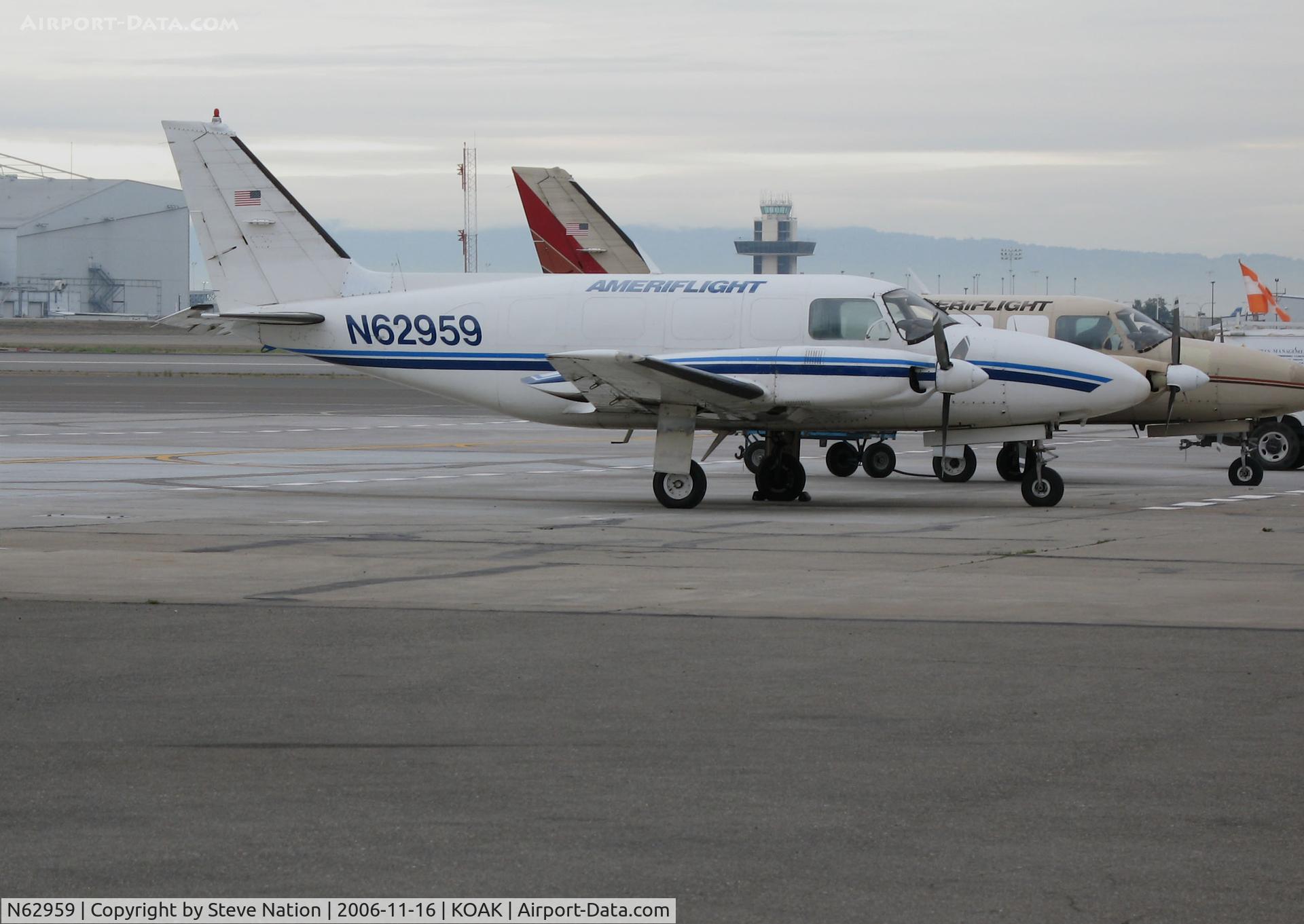 N62959, 1976 Piper PA-31-350 Chieftain C/N 31-7752008, AMERIFLIGHT 1976 Piper PA-31-350 Freighter ready for morning launch @ Oakland International Airport, CA North Field