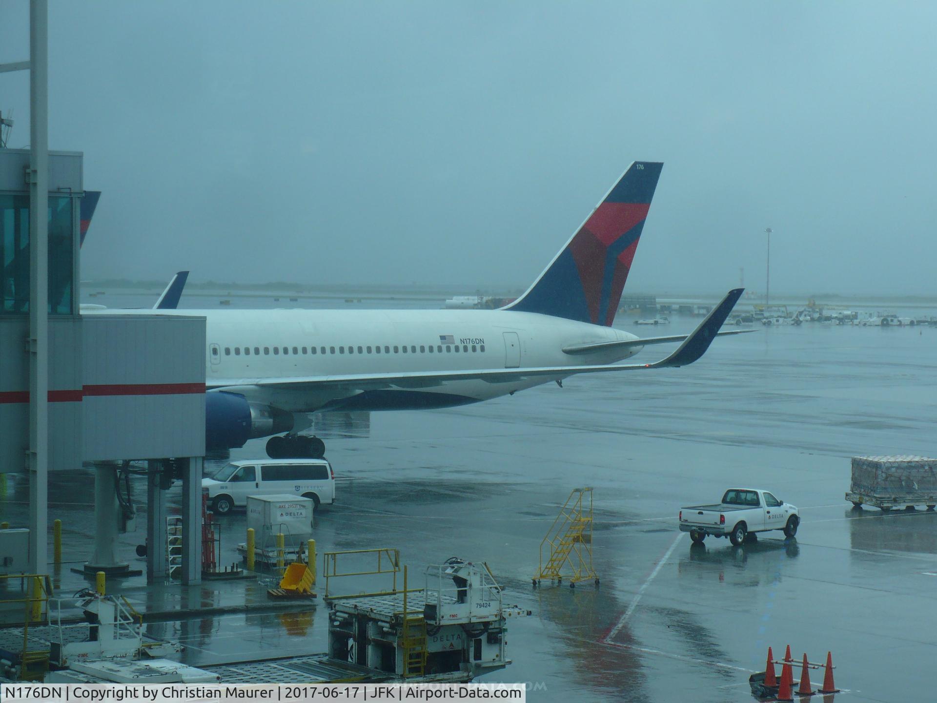 N176DN, 1990 Boeing 767-332 C/N 25061, Boeing 767-332ER