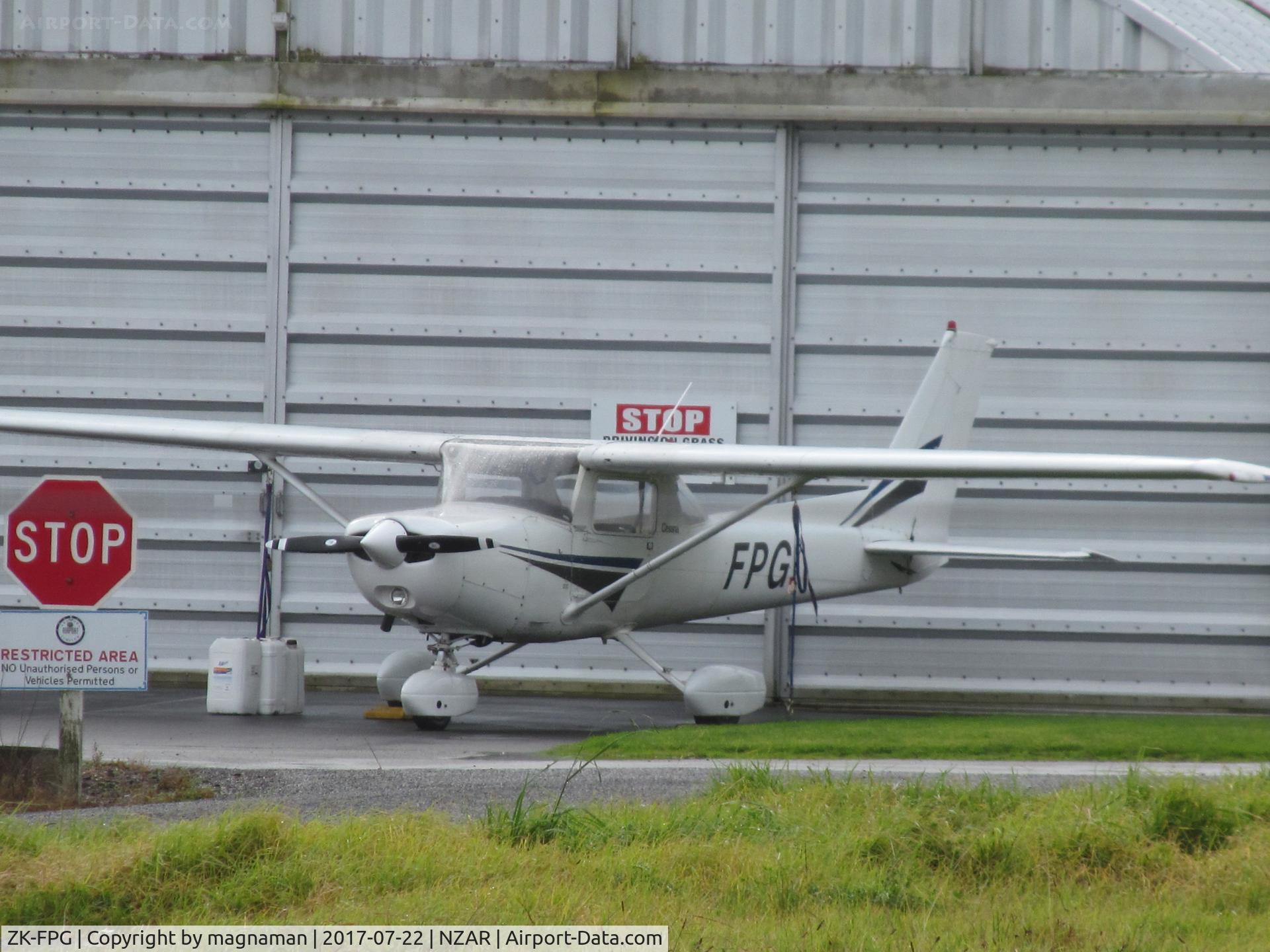 ZK-FPG, Cessna 152 C/N 15280352, old spamcan