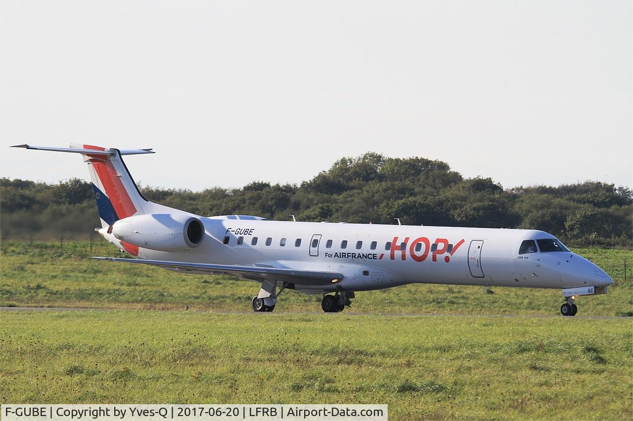 F-GUBE, 2002 Embraer ERJ-145LR (EMB-145LR) C/N 145668, Embraer ERJ-145LR, Taxiing to holding point rwy 25L, Brest-Bretagne airport (LFRB-BES)