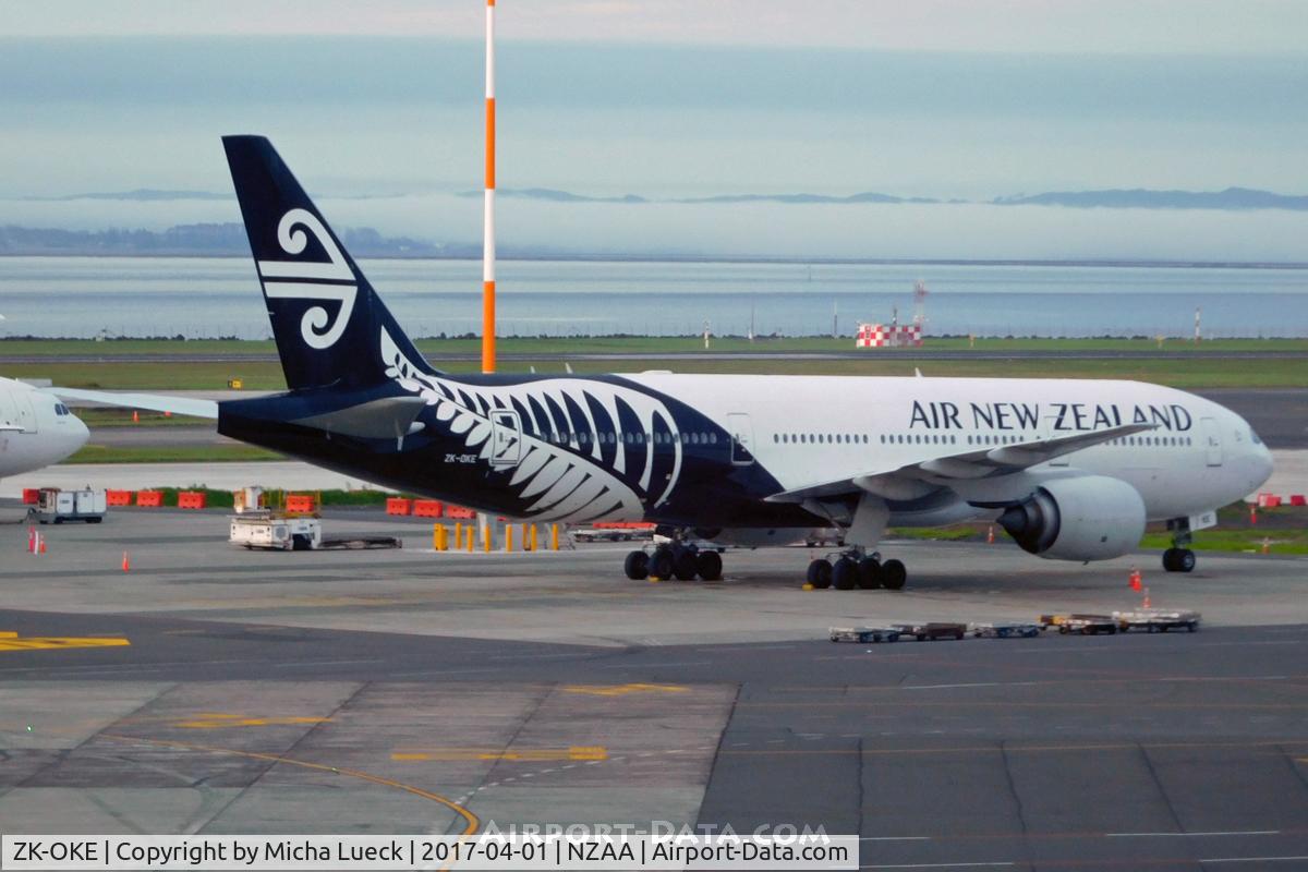 ZK-OKE, 2006 Boeing 777-219/ER C/N 32712, At Auckland
