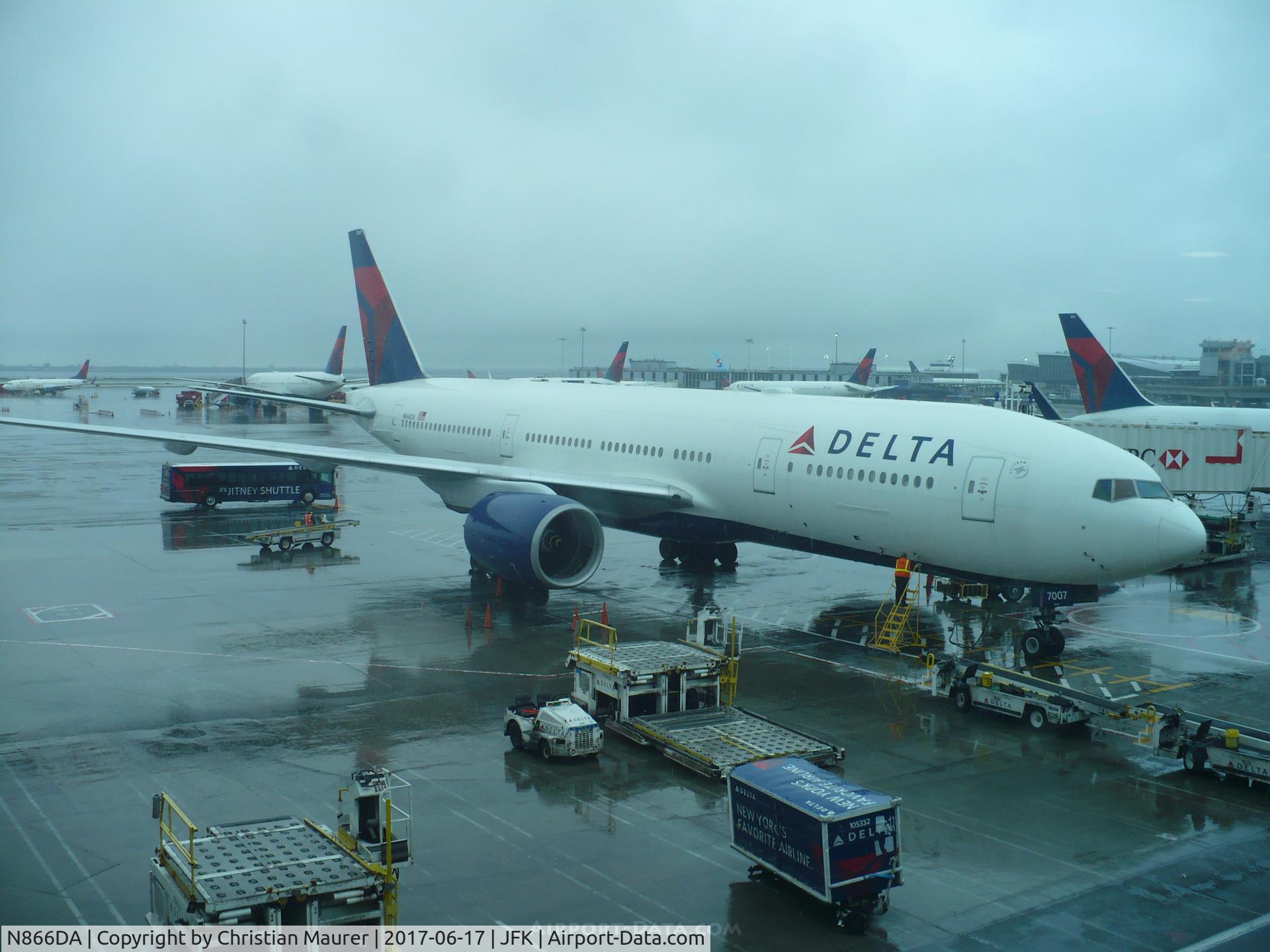 N866DA, 1999 Boeing 777-232ER C/N 29738, Boeing 777-200