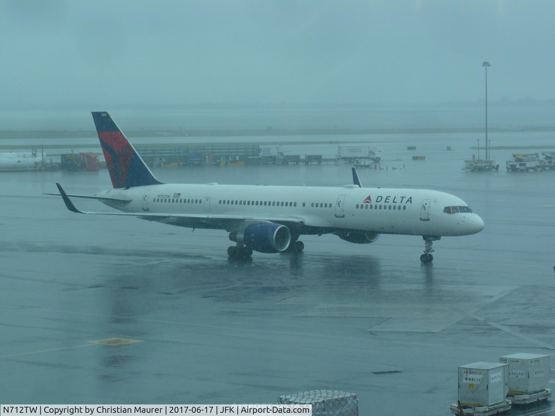 N712TW, 1997 Boeing 757-2Q8 C/N 27624, Boeing 757-200ER in the rain