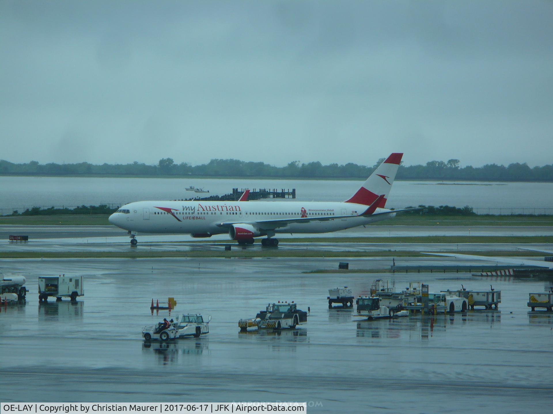 OE-LAY, 1998 Boeing 767-3Z9/ER C/N 29867, Boeing 767-300ER in on a rainy day