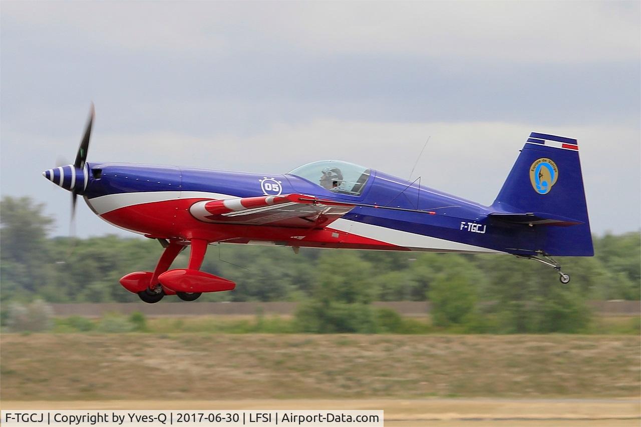 F-TGCJ, Extra EA-330SC C/N 05, Extra 330SC, French Air Force aerobatic team, Take off rwy 29, St Dizier-Robinson Air Base 113 (LFSI) Open day 2017