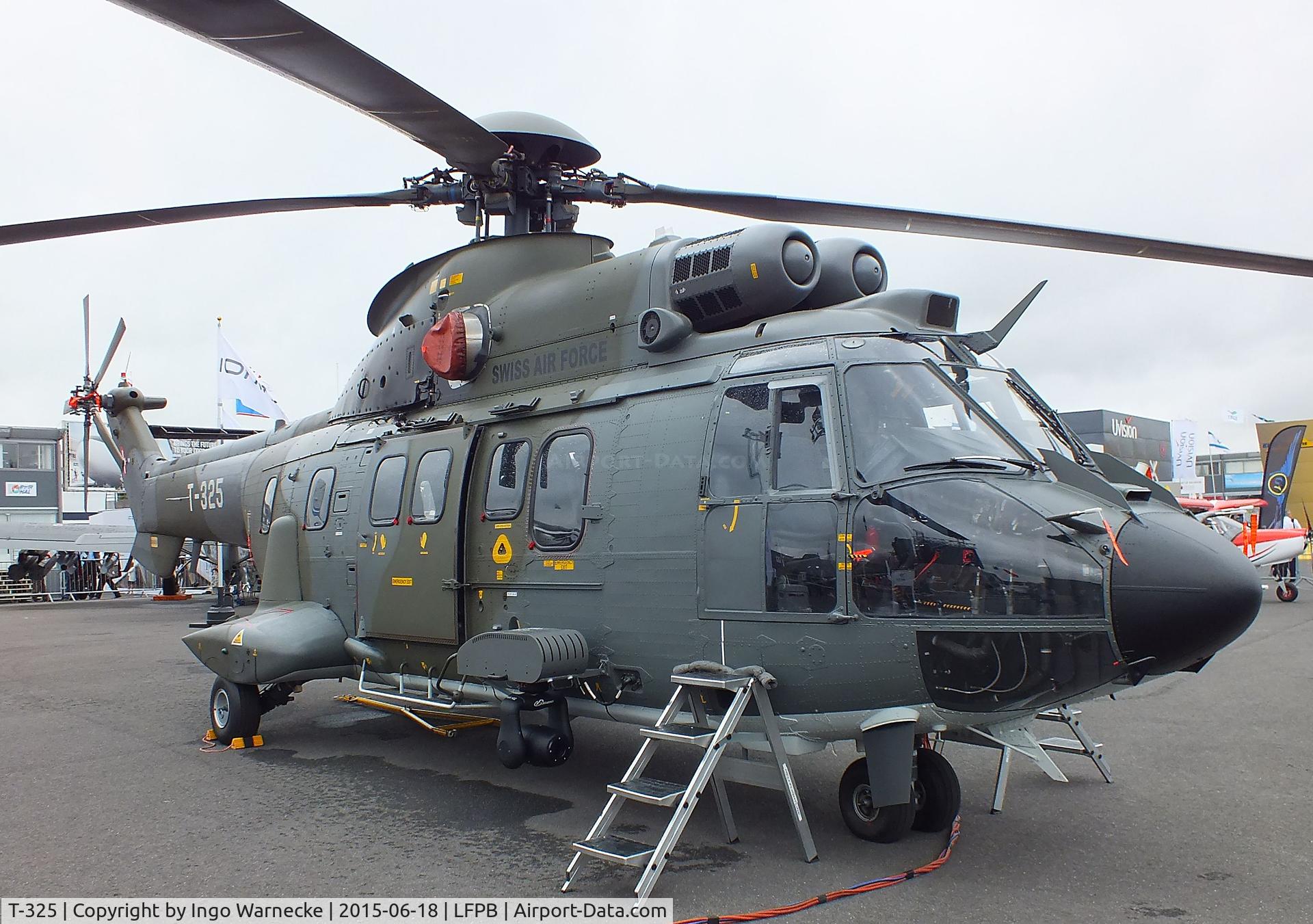 T-325, Aerospatiale TH89 Super Puma (AS-332M1) C/N 2367, Aerospatiale AS.332M1 Super Puma of the swiss air force at the Aerosalon 2015, Paris