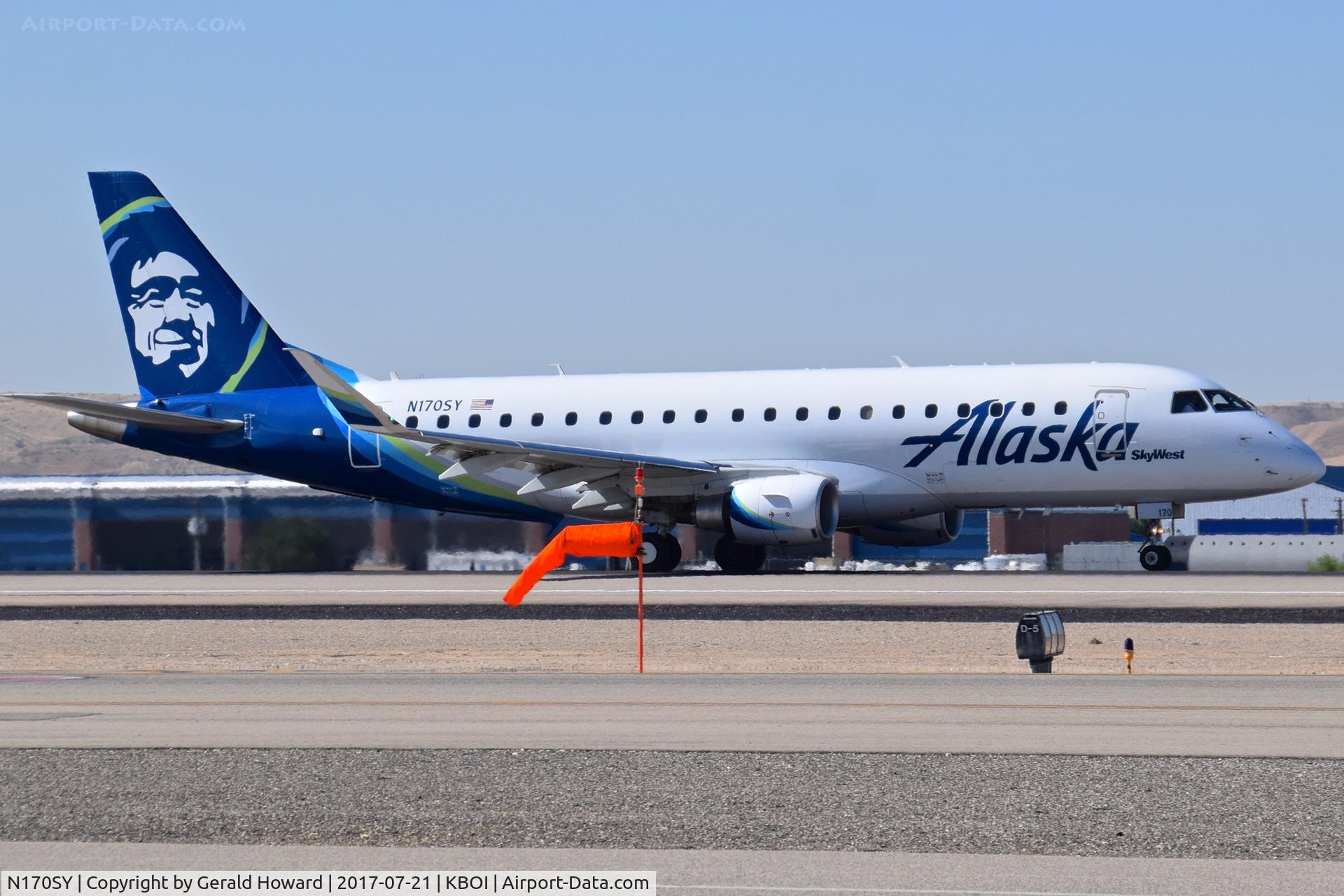 N170SY, 2015 Embraer 175LR (ERJ-170-200LR) C/N 17000483, Take off roll on RWY 28R.