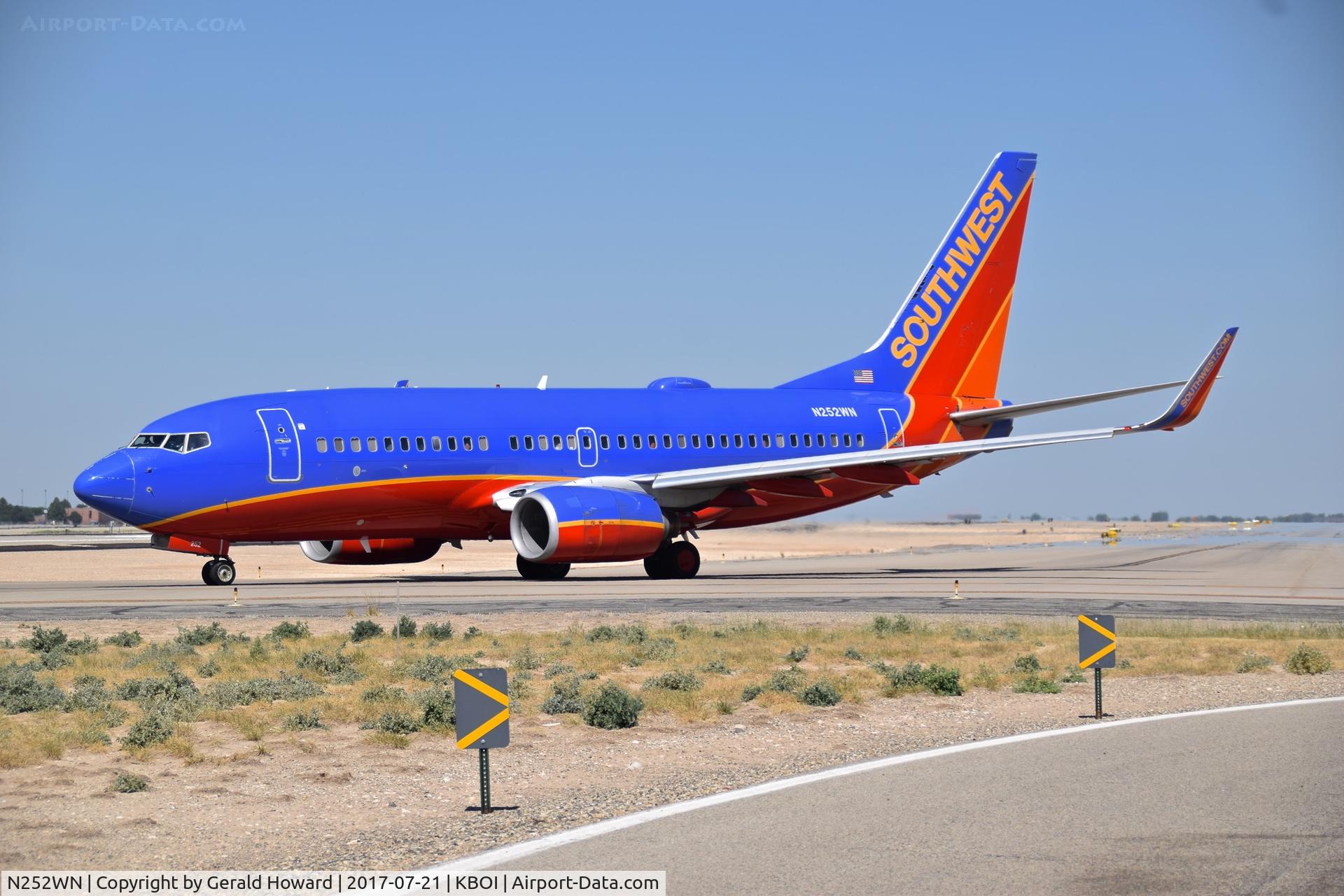 N252WN, 2006 Boeing 737-7H4 C/N 34973, Turning off Alpha for RWY 28R.