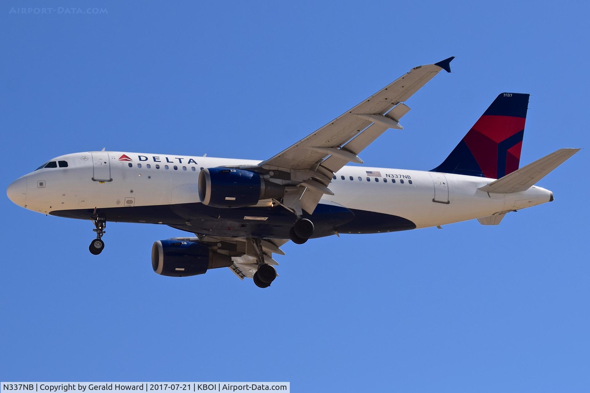 N337NB, 2002 Airbus A319-114 C/N 1685, Landing approach to RWY 28R.