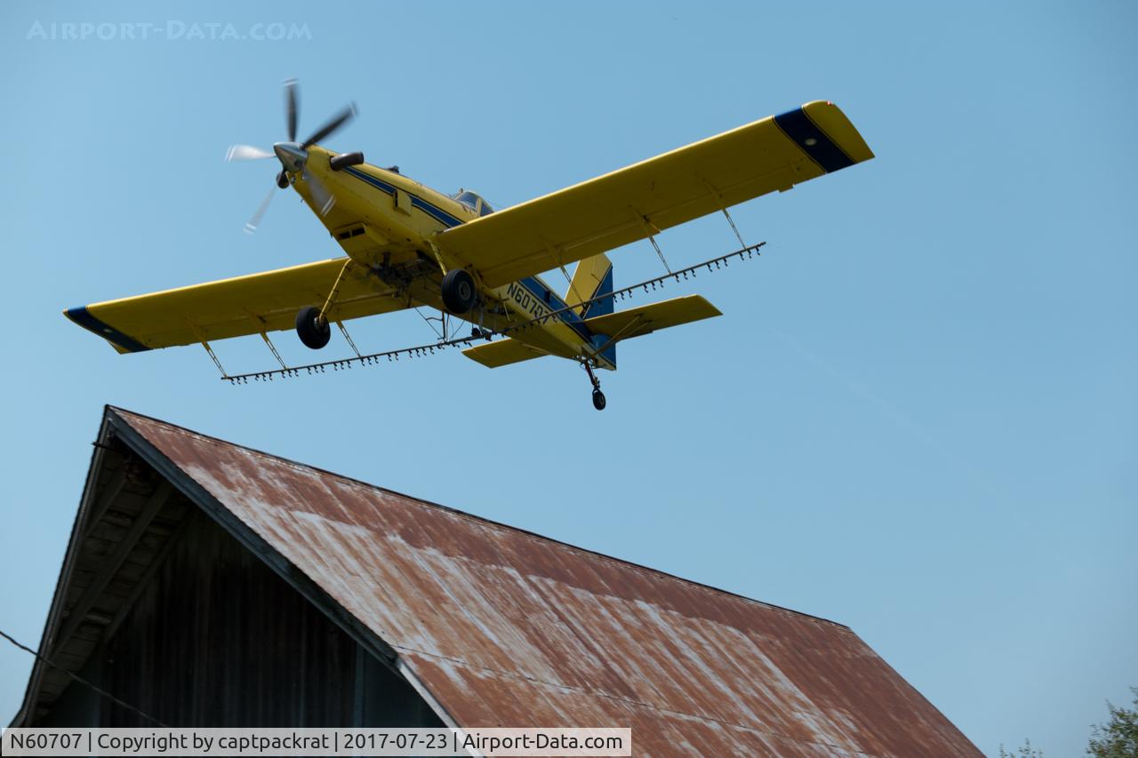 N60707, 1996 Air Tractor Inc AT-502A C/N 502A-0347, N60707 making a close pass over a barn in Cass County, Nebraska