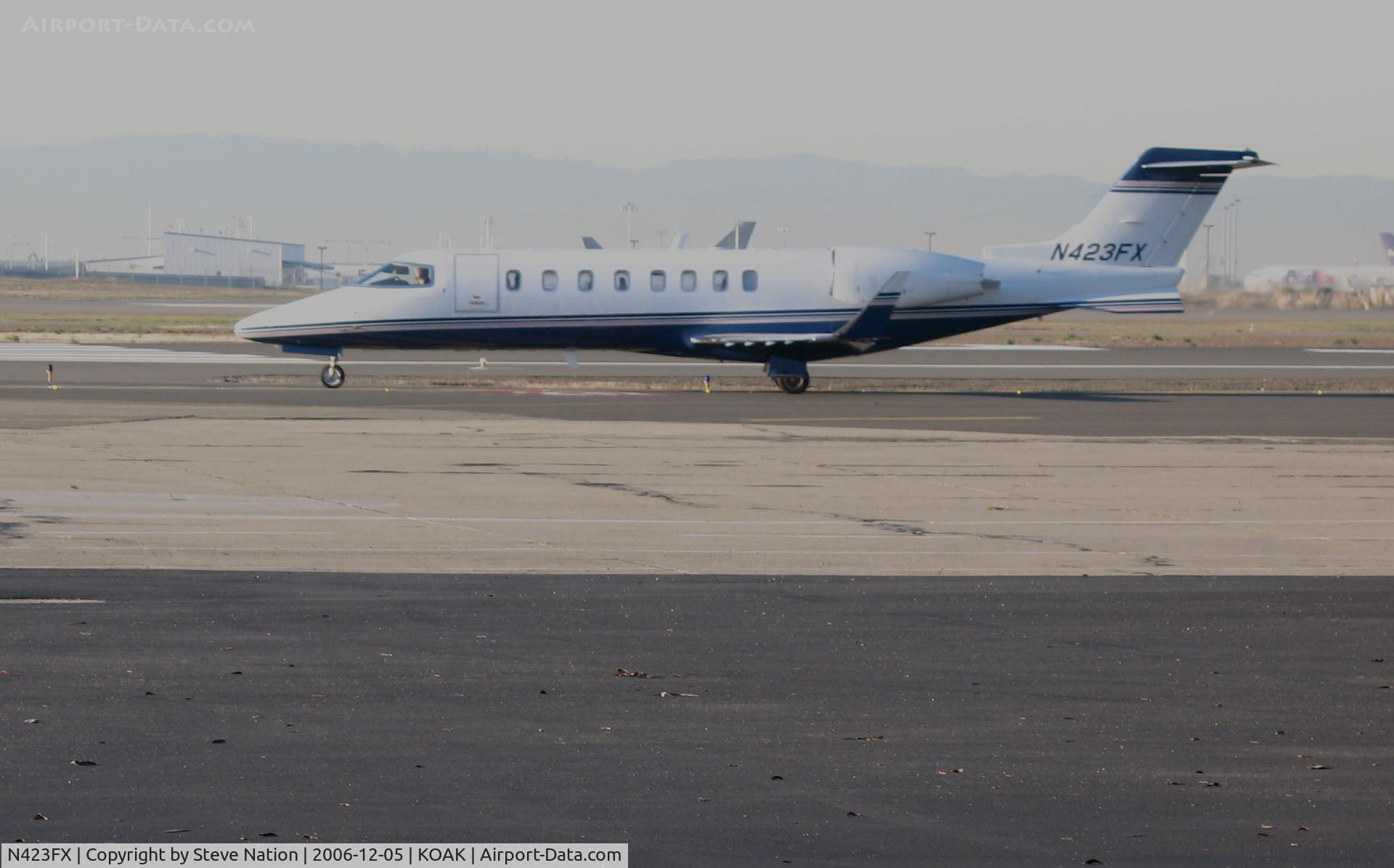 N423FX, 2001 Learjet 45 C/N 134, FLEXJETS 2001 Learjet 45 taxiing for take-off @ Oakland International Airport, CA North Field (reregistered N423FA 2008-01-24)