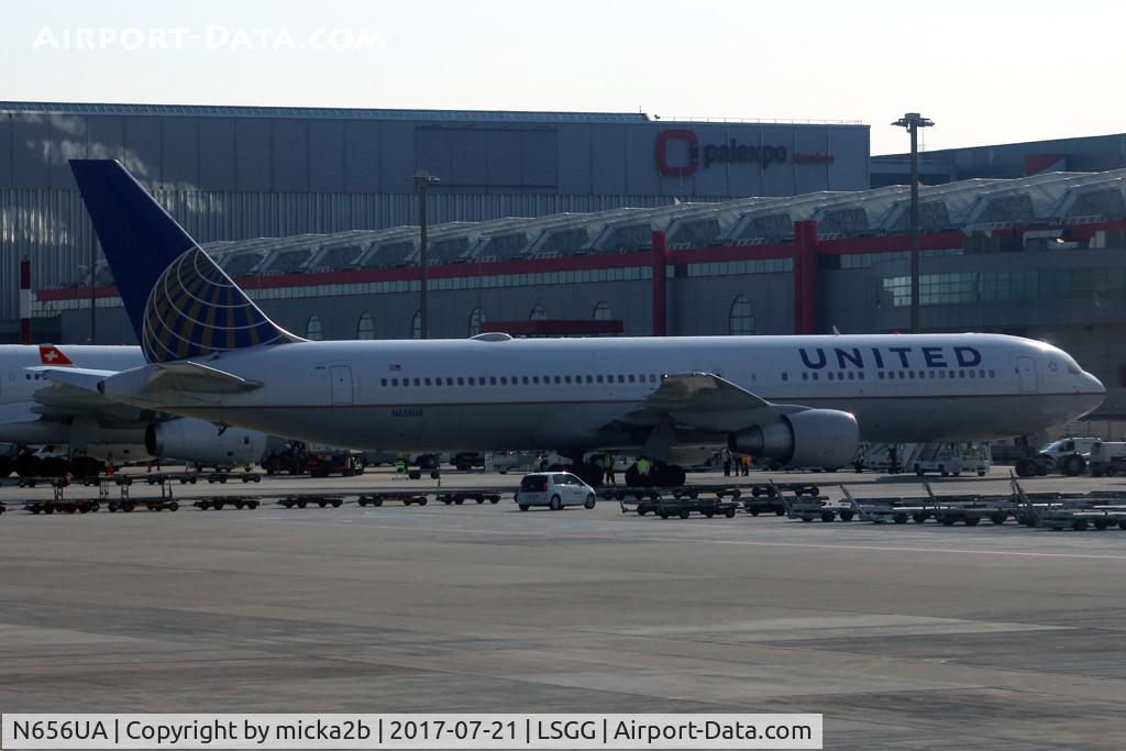 N656UA, 1992 Boeing 767-322 C/N 25394, Parked