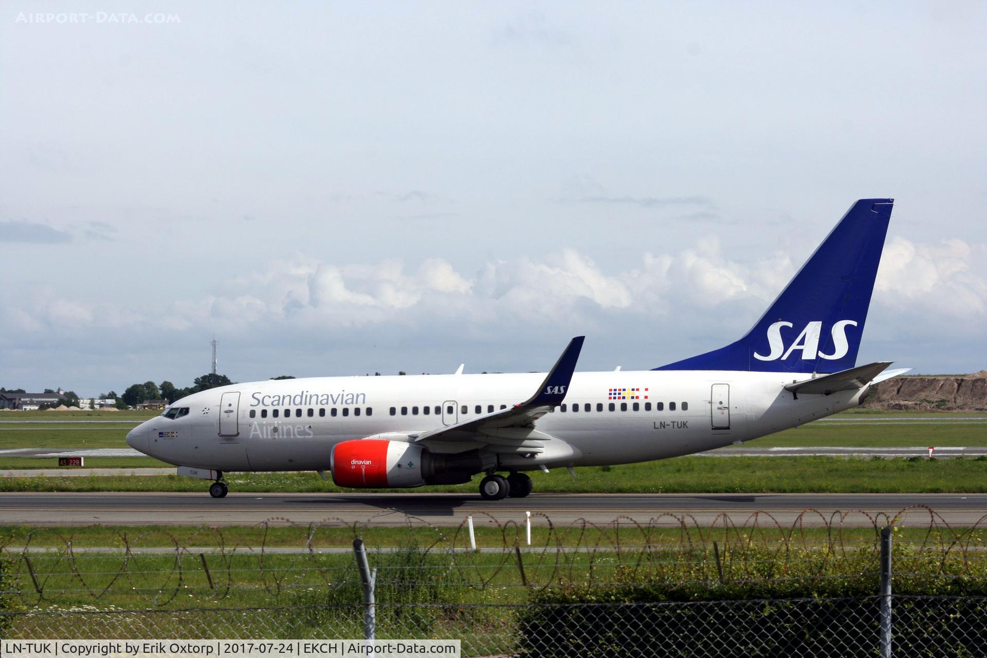 LN-TUK, 2001 Boeing 737-705 C/N 29096, LN-TUK arrived rw 04L