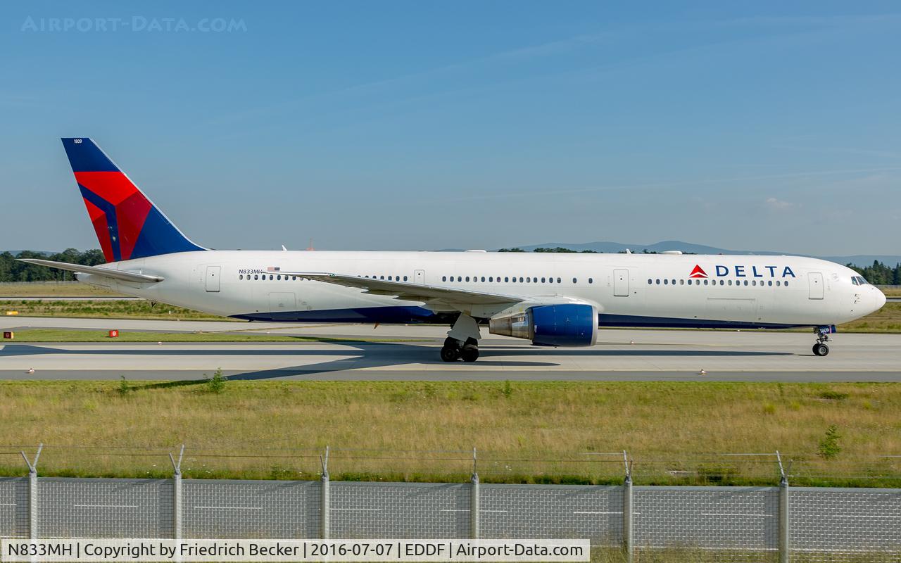 N833MH, 2000 Boeing 767-432/ER C/N 29706, taxying to the gate