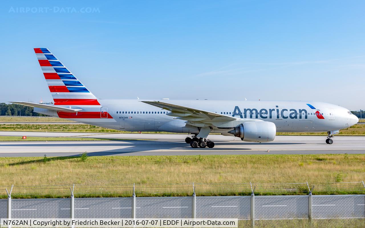 N762AN, 2002 Boeing 777-223 C/N 31479, taxying to the gate