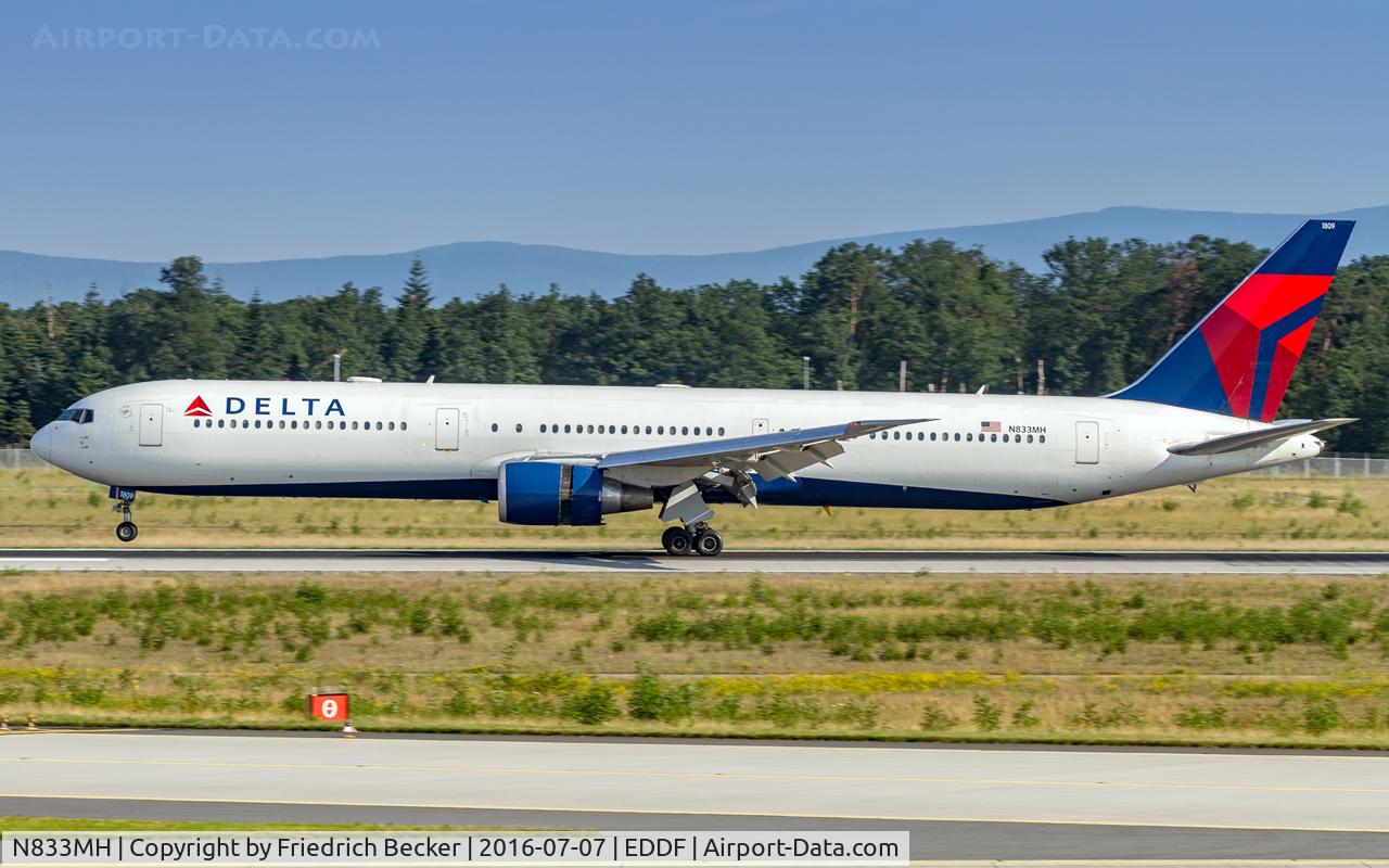 N833MH, 2000 Boeing 767-432/ER C/N 29706, decellerating after touchdown on RW25R