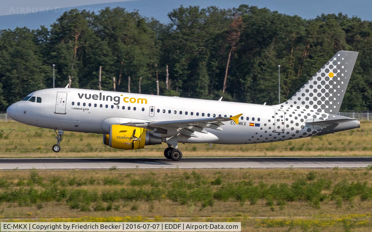 EC-MKX, 2007 Airbus A319-111 C/N 3054, decellerating after touchdown on RW25R