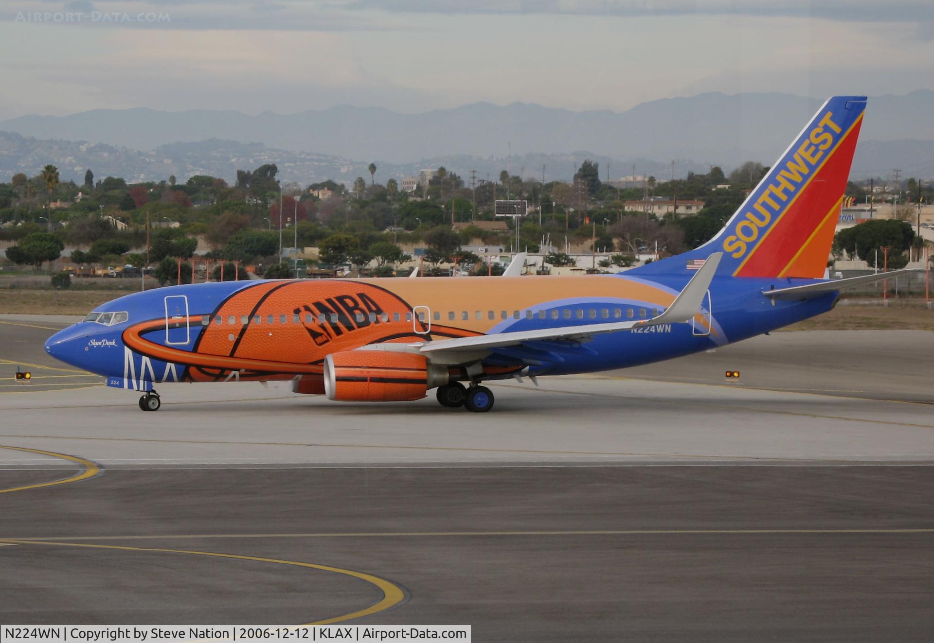 N224WN, 2005 Boeing 737-7H4 C/N 32493, SOUTHWEST 2005 Boeing 747-7H4 in special colors for NBA 