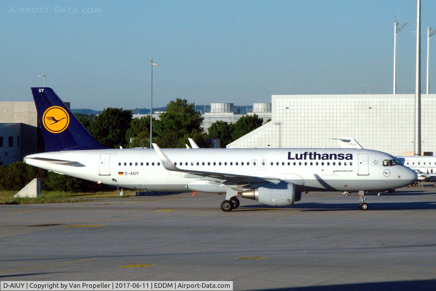 D-AIUY, 2016 Airbus A320-214 C/N 7355, Airbus A320-214 of Lufthansa at Munich Franz-Josef Strauss airport, Germany