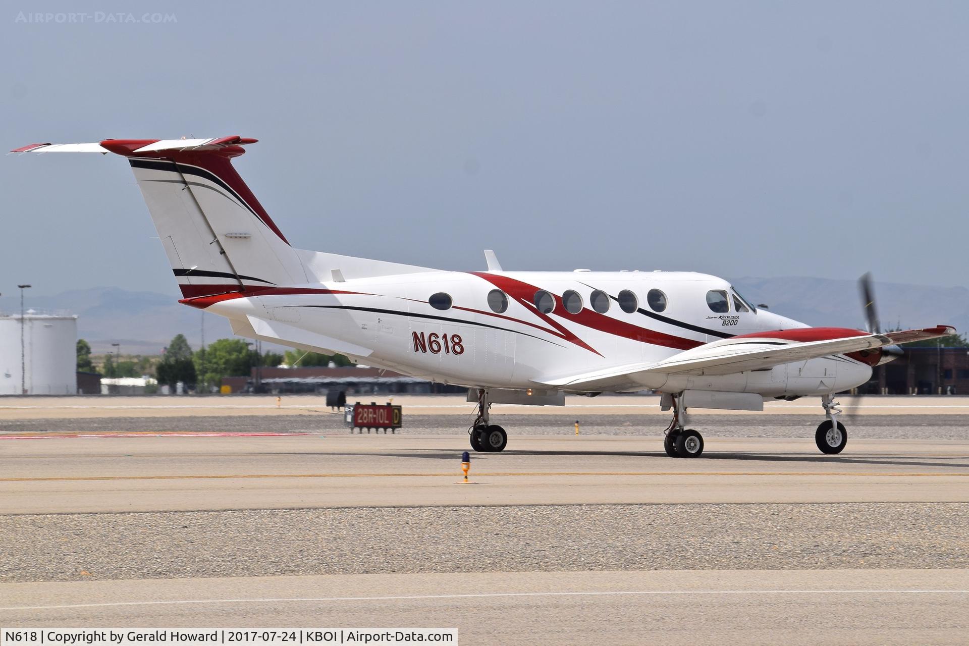 N618, 1990 Beech B200 King Air C/N BB-1378, Taxiing to RWY 10L.