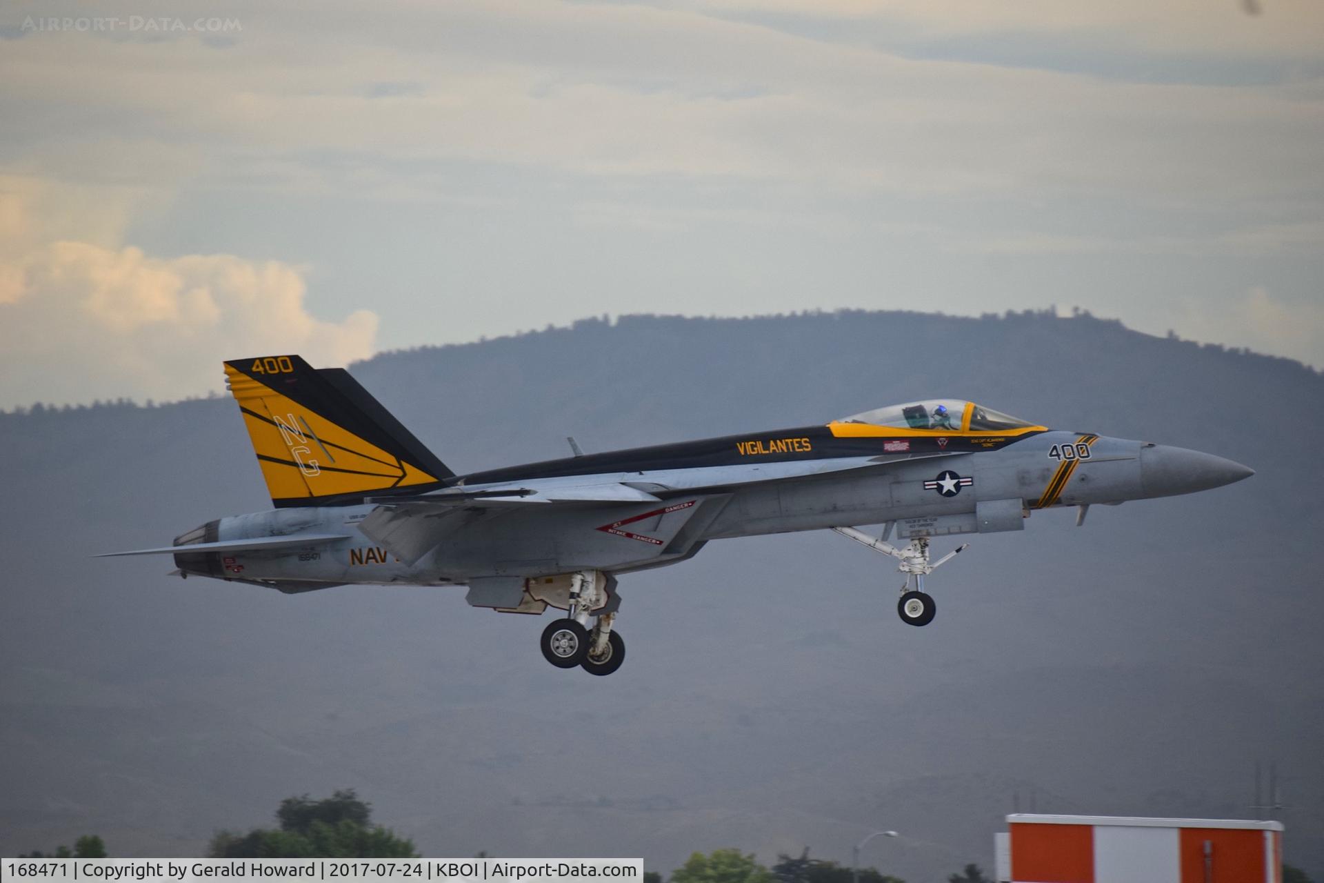168471, Boeing F/A-18E Super Hornet C/N E-228, On final for RWY 10R.  VFA-151 Vigilantes