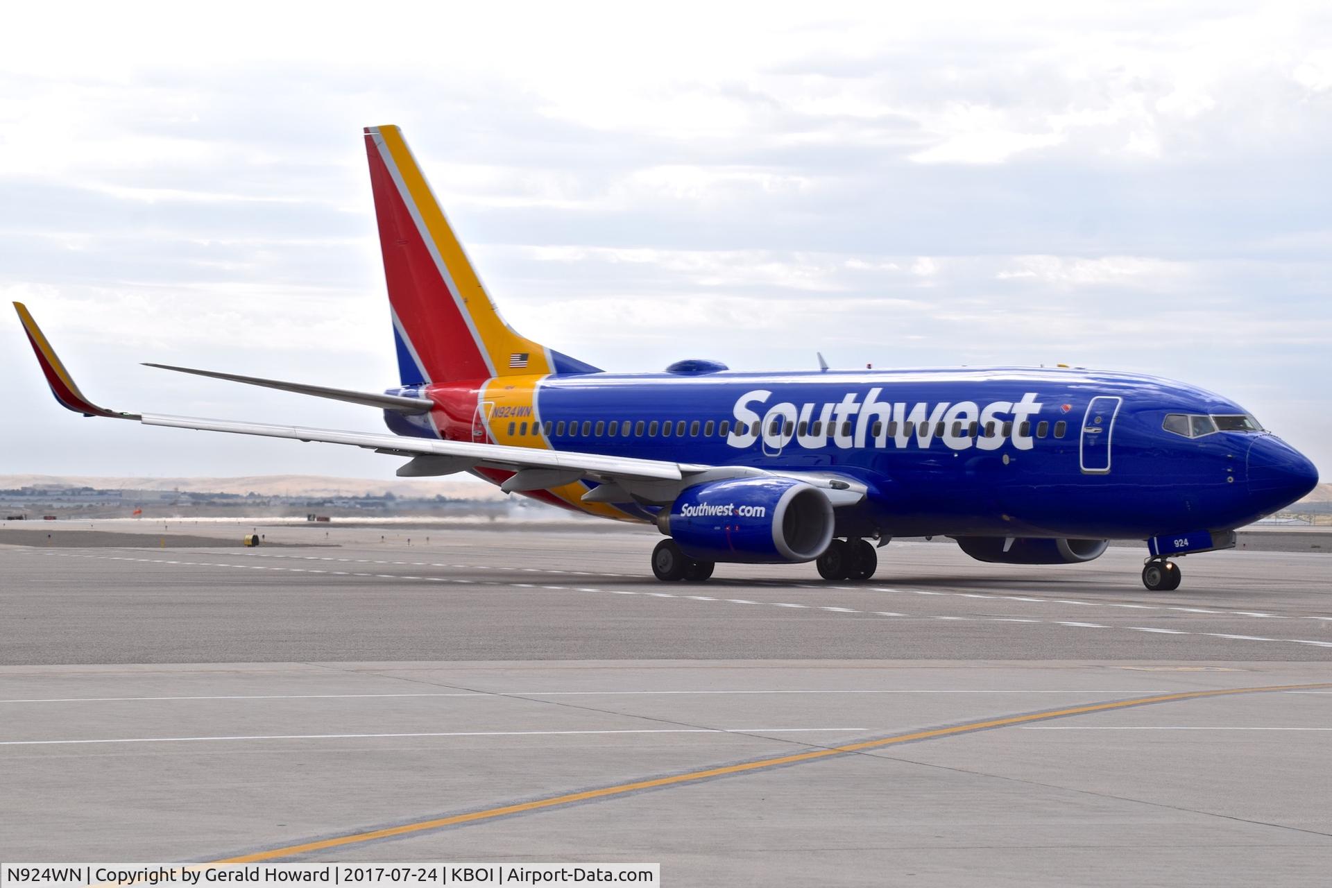 N924WN, 2008 Boeing 737-7H4 C/N 36628, Taxiing from the ramp to RWY 10L.
