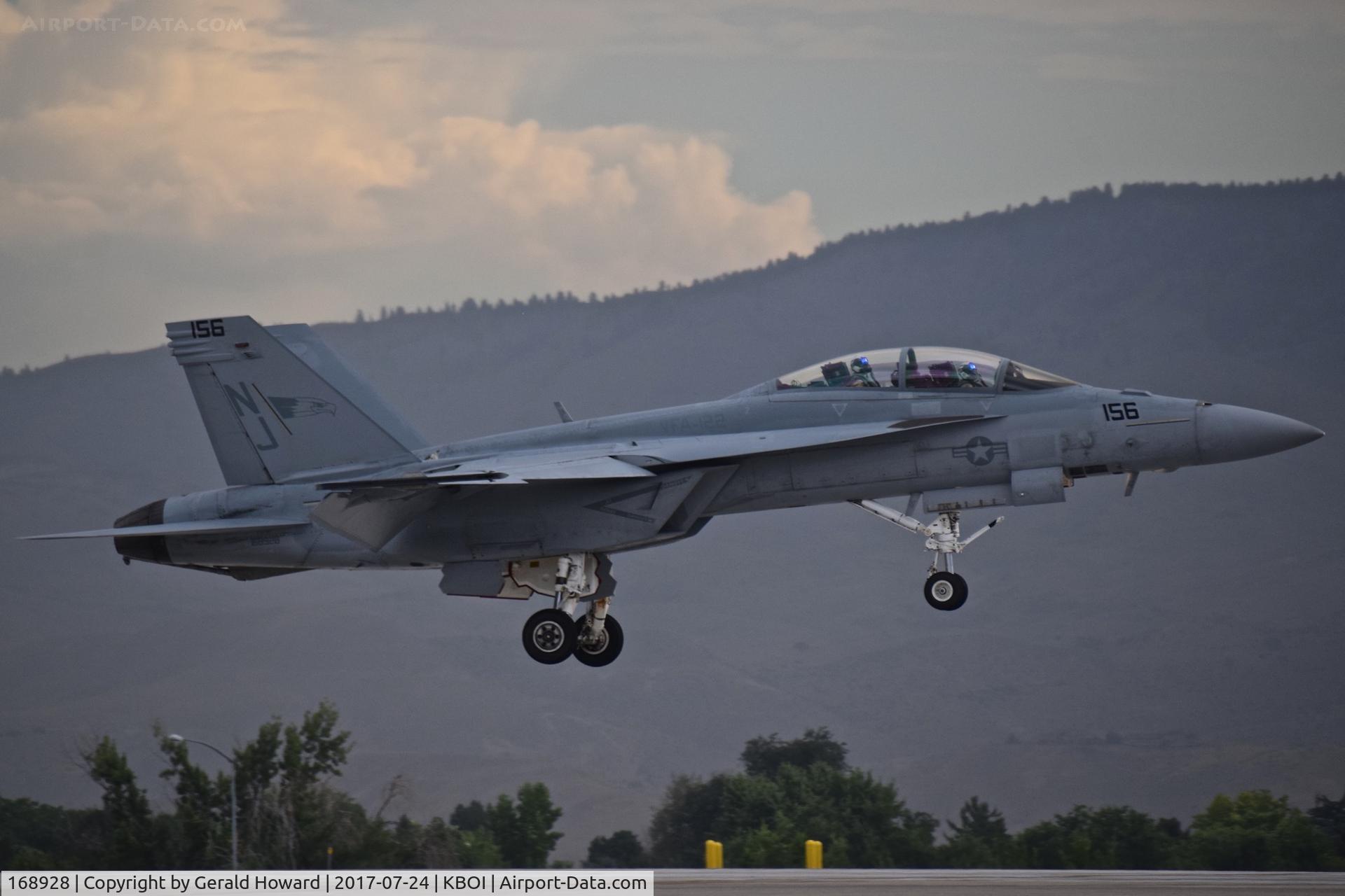 168928, Boeing F/A-18F Super Hornet C/N F274, Landing RWY 10R.  VFA-122  'Flying Eagles
