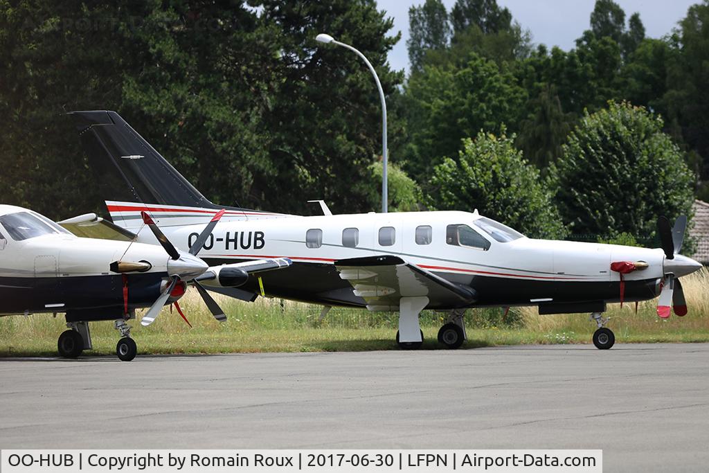 OO-HUB, 2002 Socata TBM-700 C/N 32, Parked