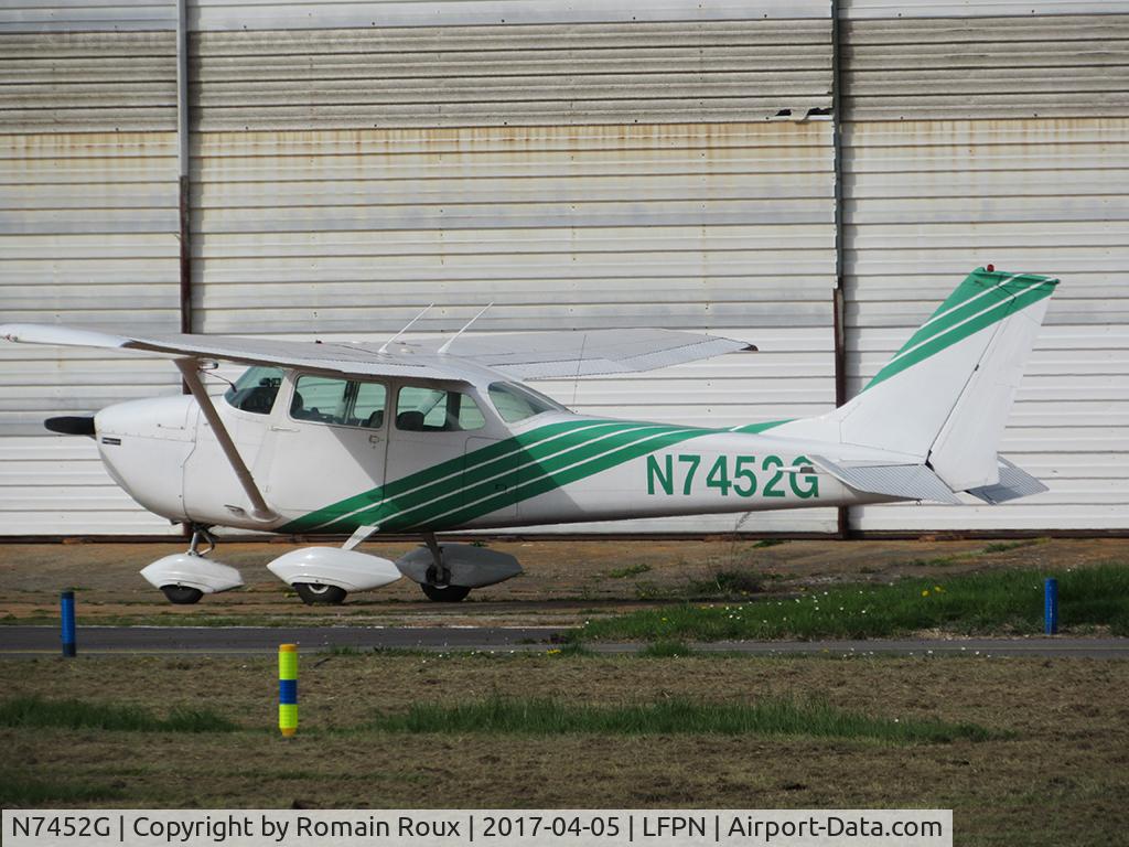 N7452G, 1970 Cessna 172K Skyhawk C/N 17259152, Parked