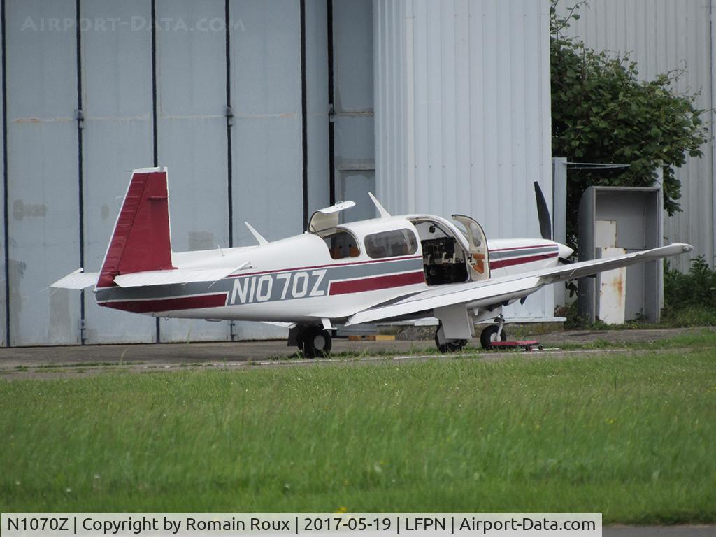N1070Z, 1990 Mooney M20K C/N 25-1222, Parked